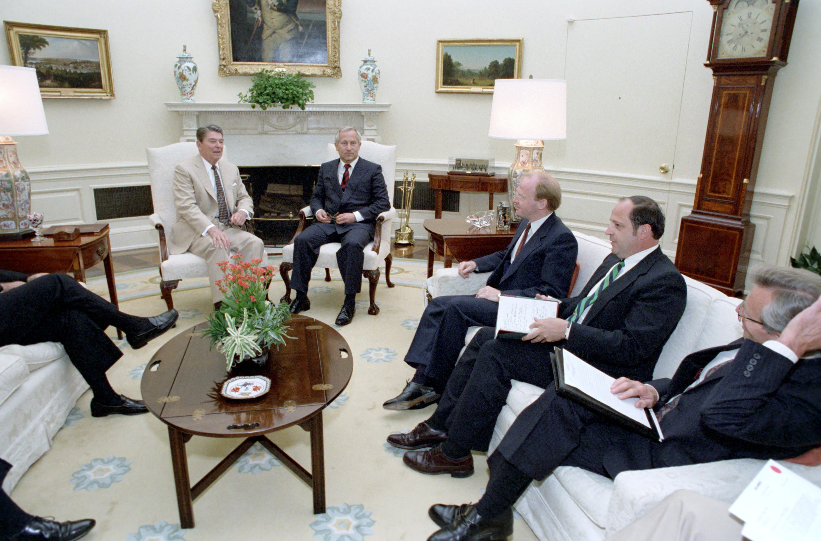 Reagan’s meeting with Oleg Gordievsky in the Oval Office (10)