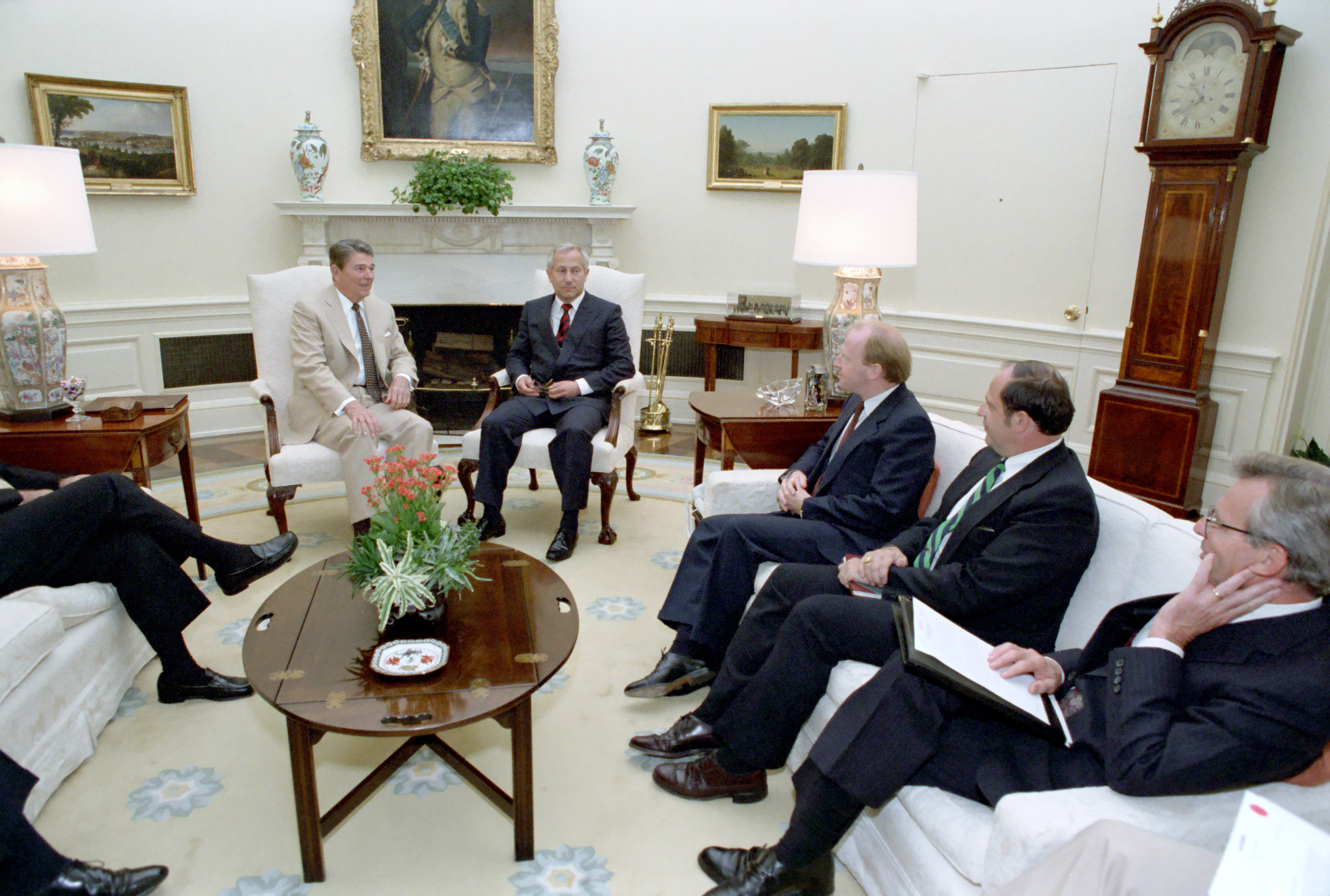 Reagan’s meeting with Oleg Gordievsky in the Oval Office (11)