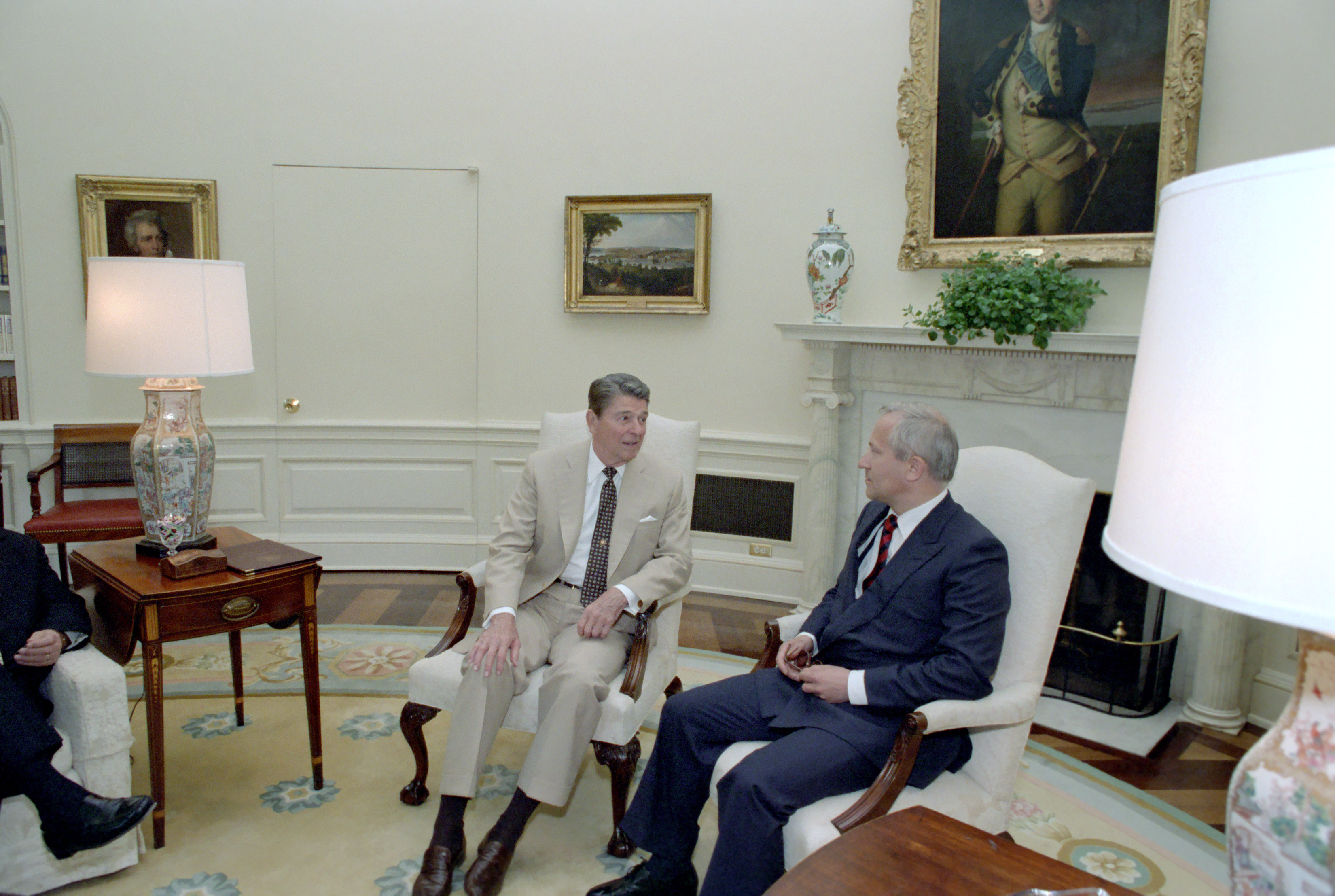 Reagan’s meeting with Oleg Gordievsky in the Oval Office (12)