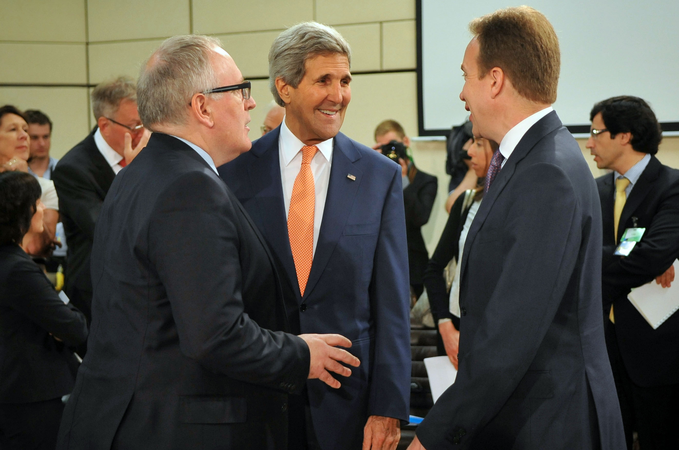 Secretary Kerry Chats With Dutch Foreign Minister Timmermans and Norwegian Foreign Minister Brende Before NATO Meeting in Brussels (14525322603)