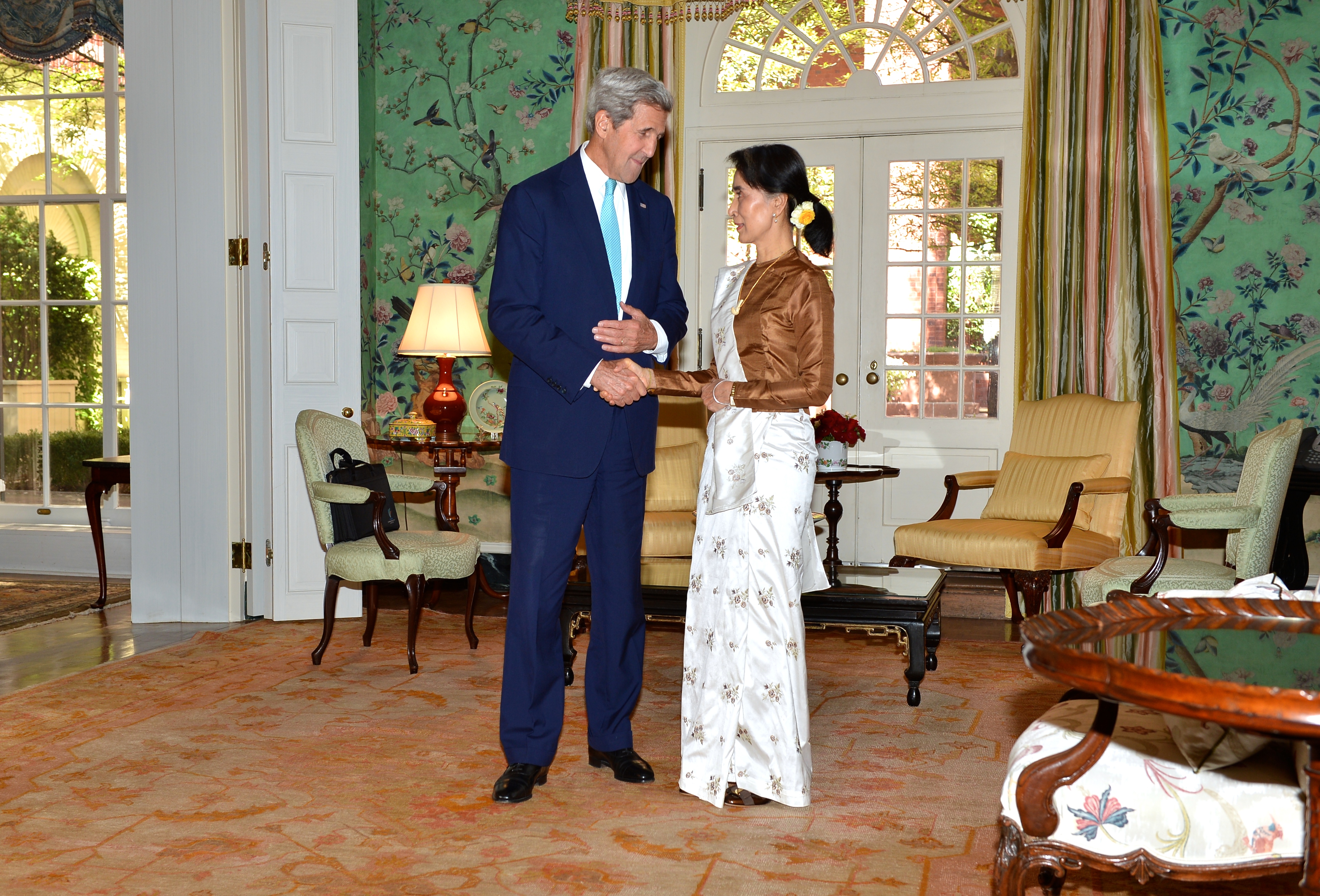 Secretary Kerry Shakes Hands With Burmese State Counselor Aung San Suu Kyi in Washington (29055073804)