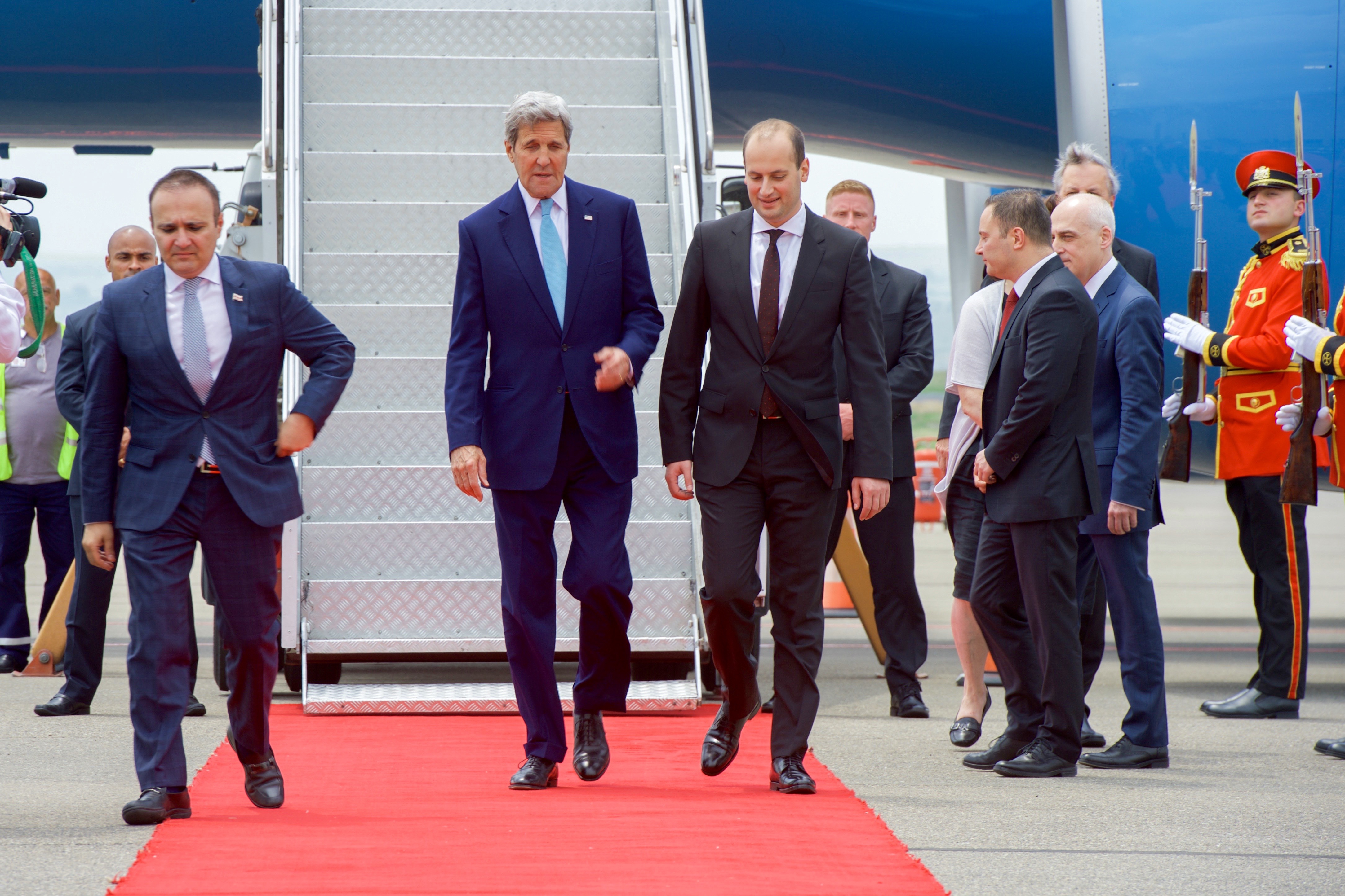 Secretary Kerry Walks with Georgian Foreign Minister Janelidze at the Tbilisi International Airport in Georgia (27510409714)