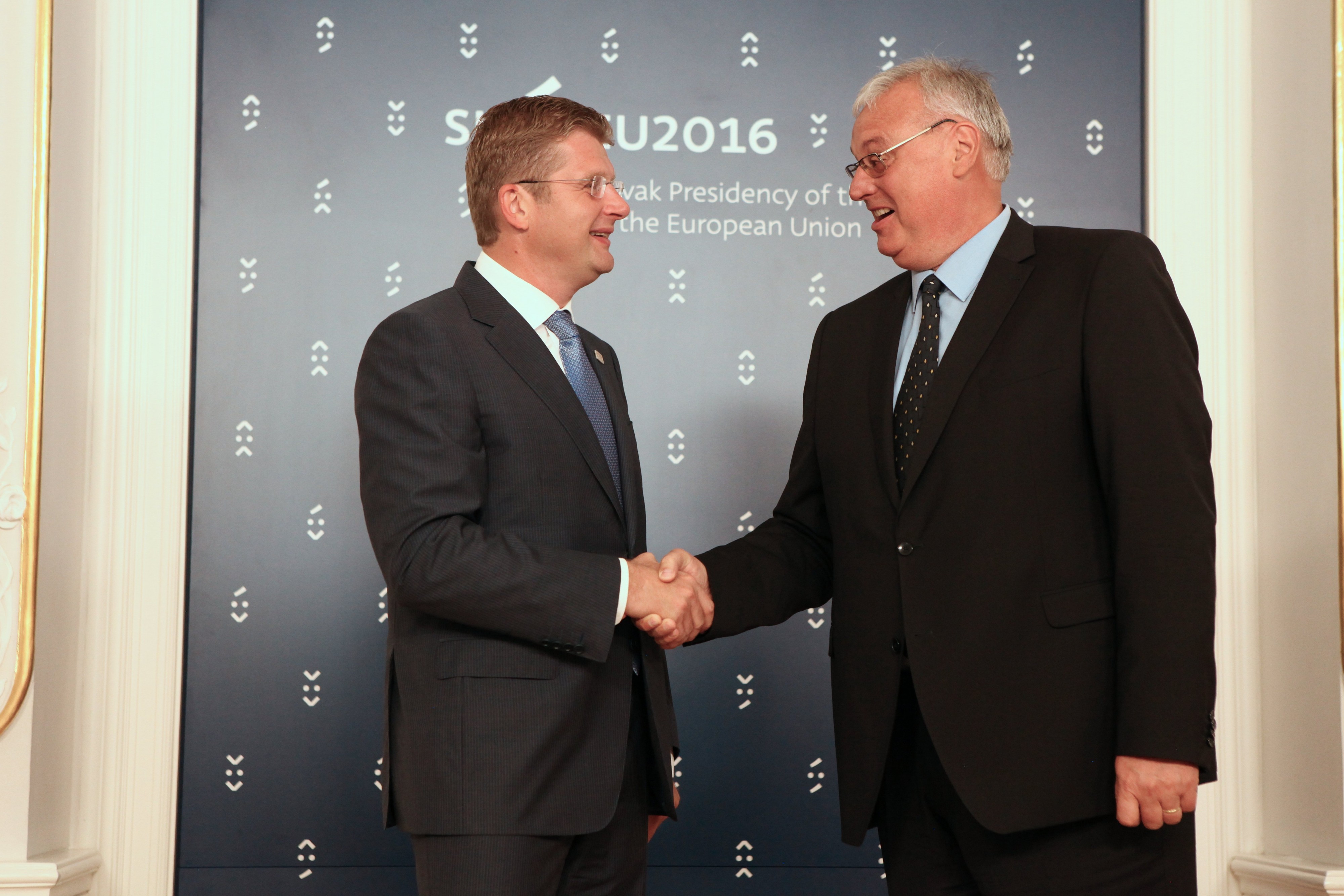 HAND SHAKE 2016-07-12 (28262603095)