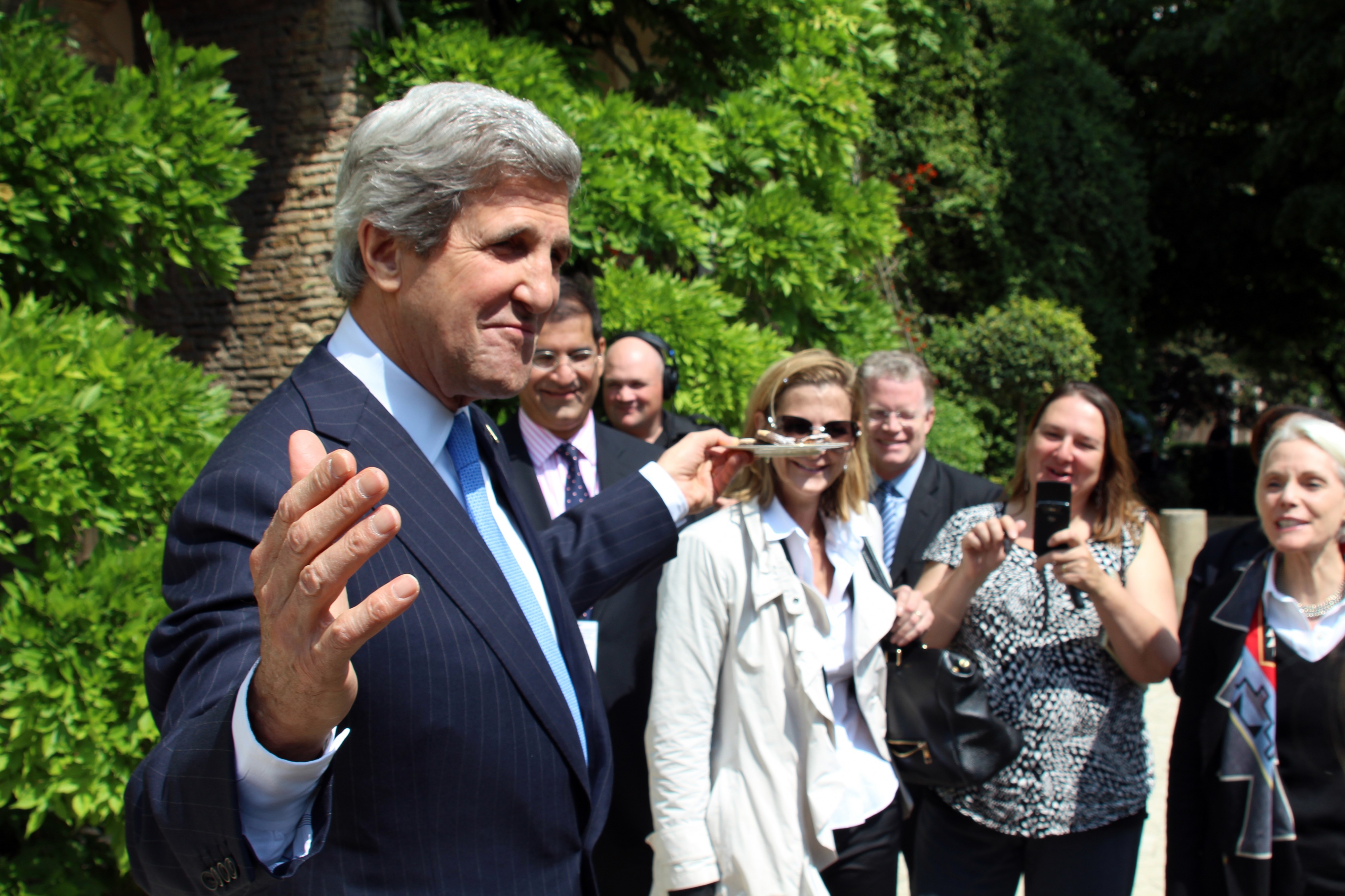 Secretary Kerry Shares Italian Cookies With the Traveling Press Corps