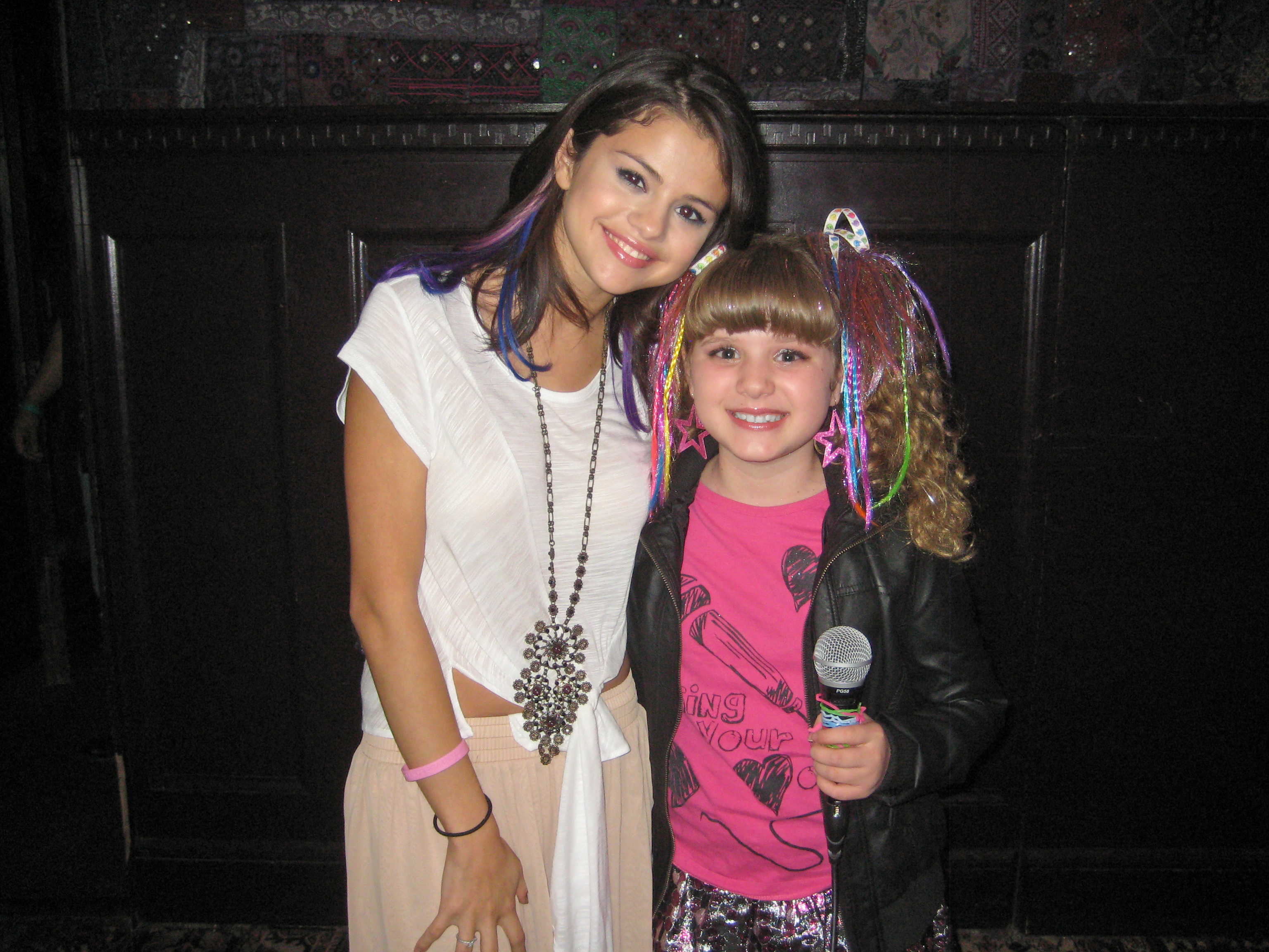 12-0120 Piper Reese interviewing Selena Gomez-Unicef Concert at House of Blues in Hollywood (small)