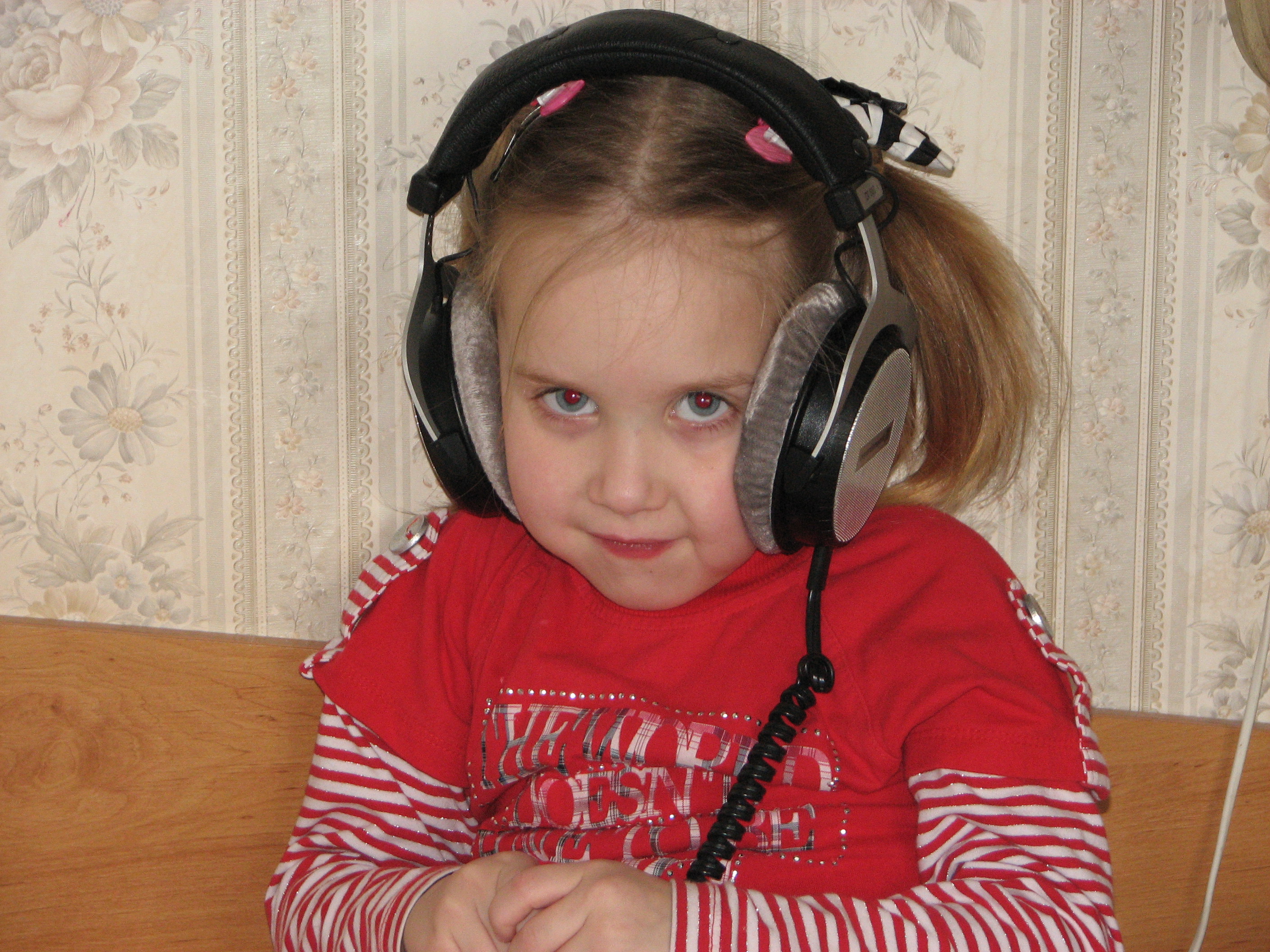 A small girl listening to music via Beyerdynamics headphones