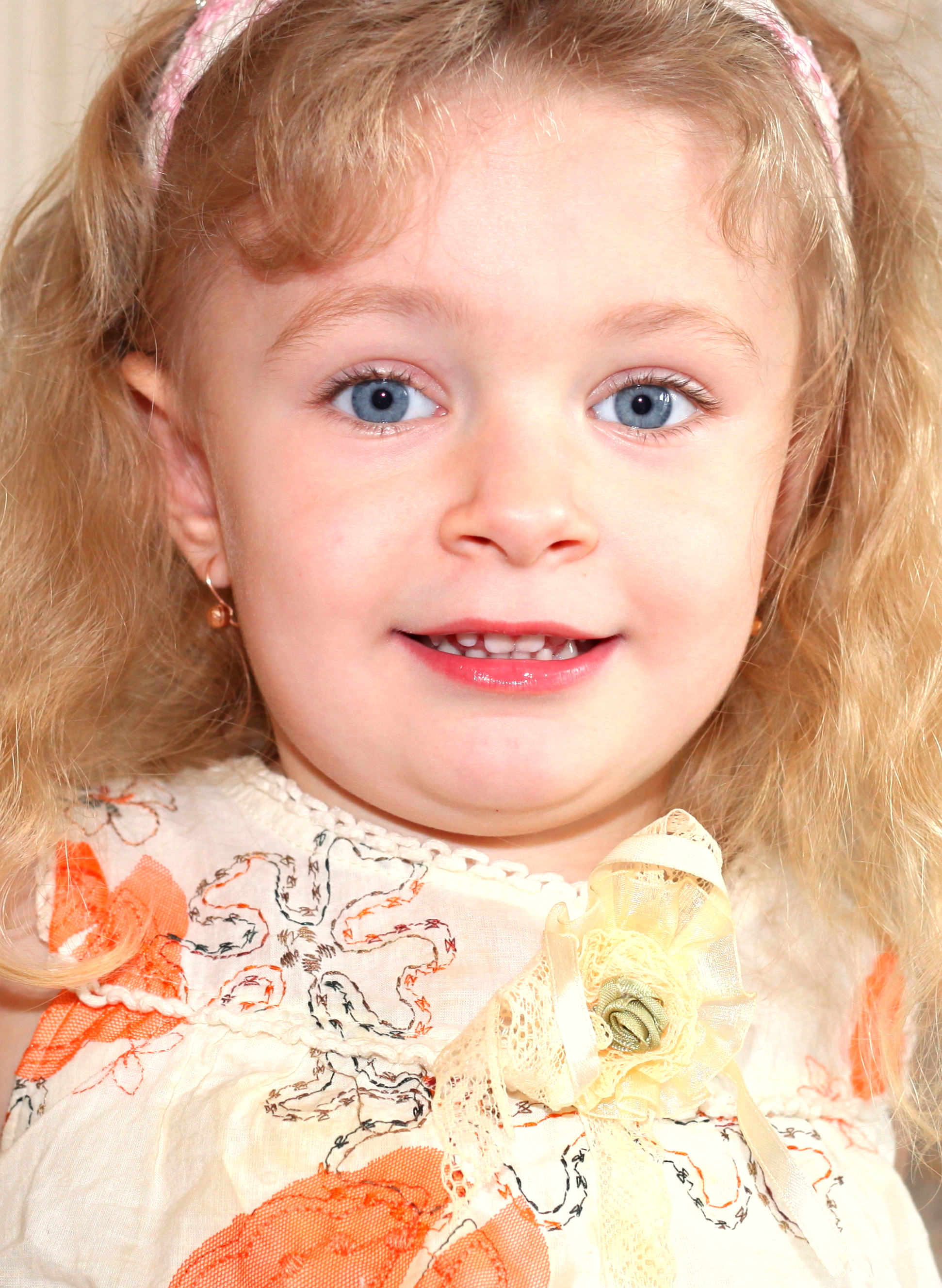 a pretty child girl photographed in May 2013, picture 16