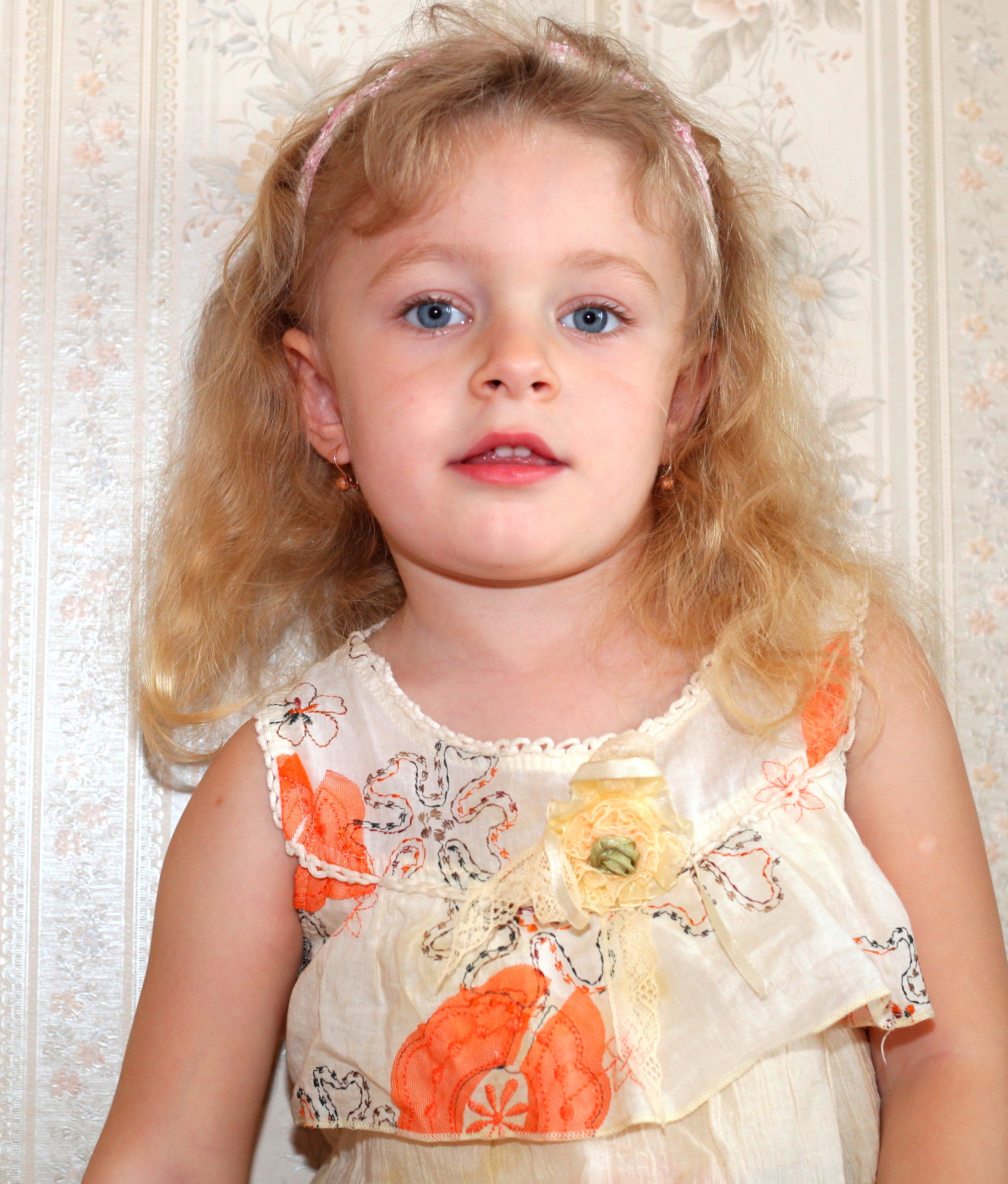 a sweet beautiful child girl photographed in May 2013, picture 23