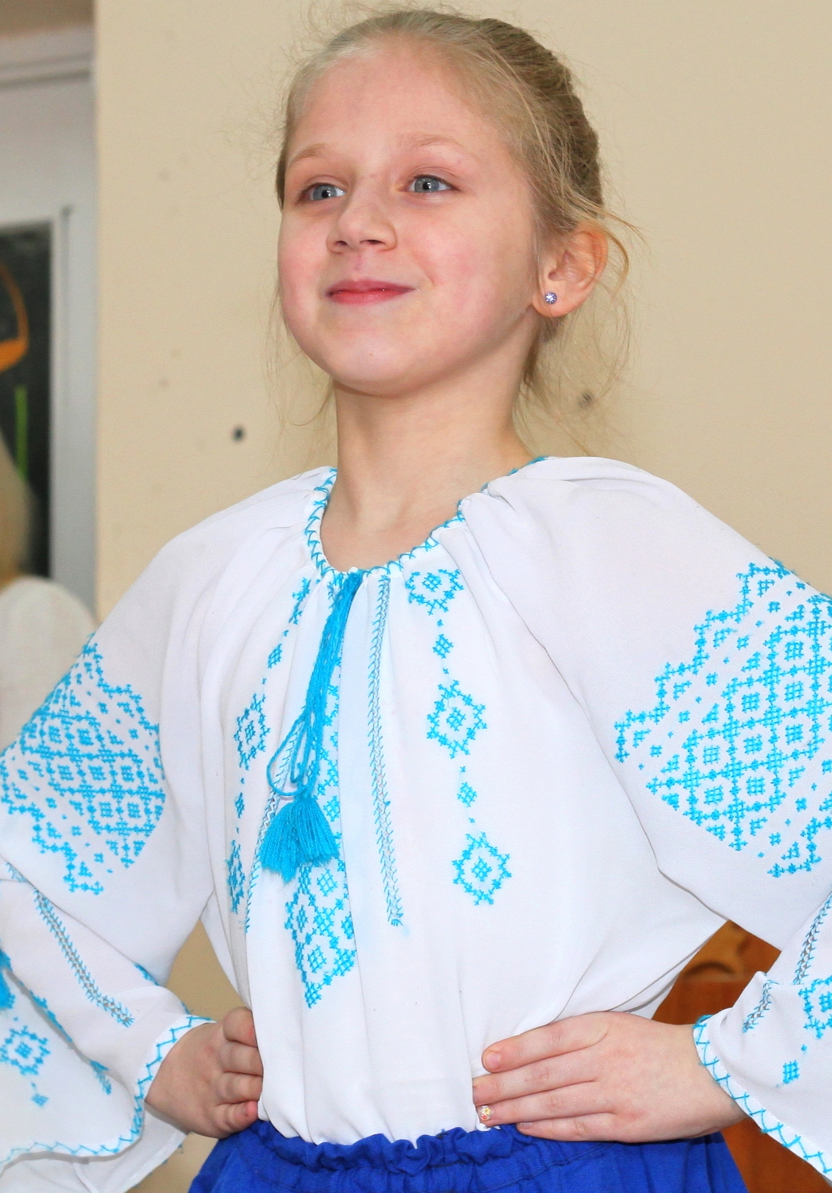 a pretty blond high-school girl dancing, picture 4
