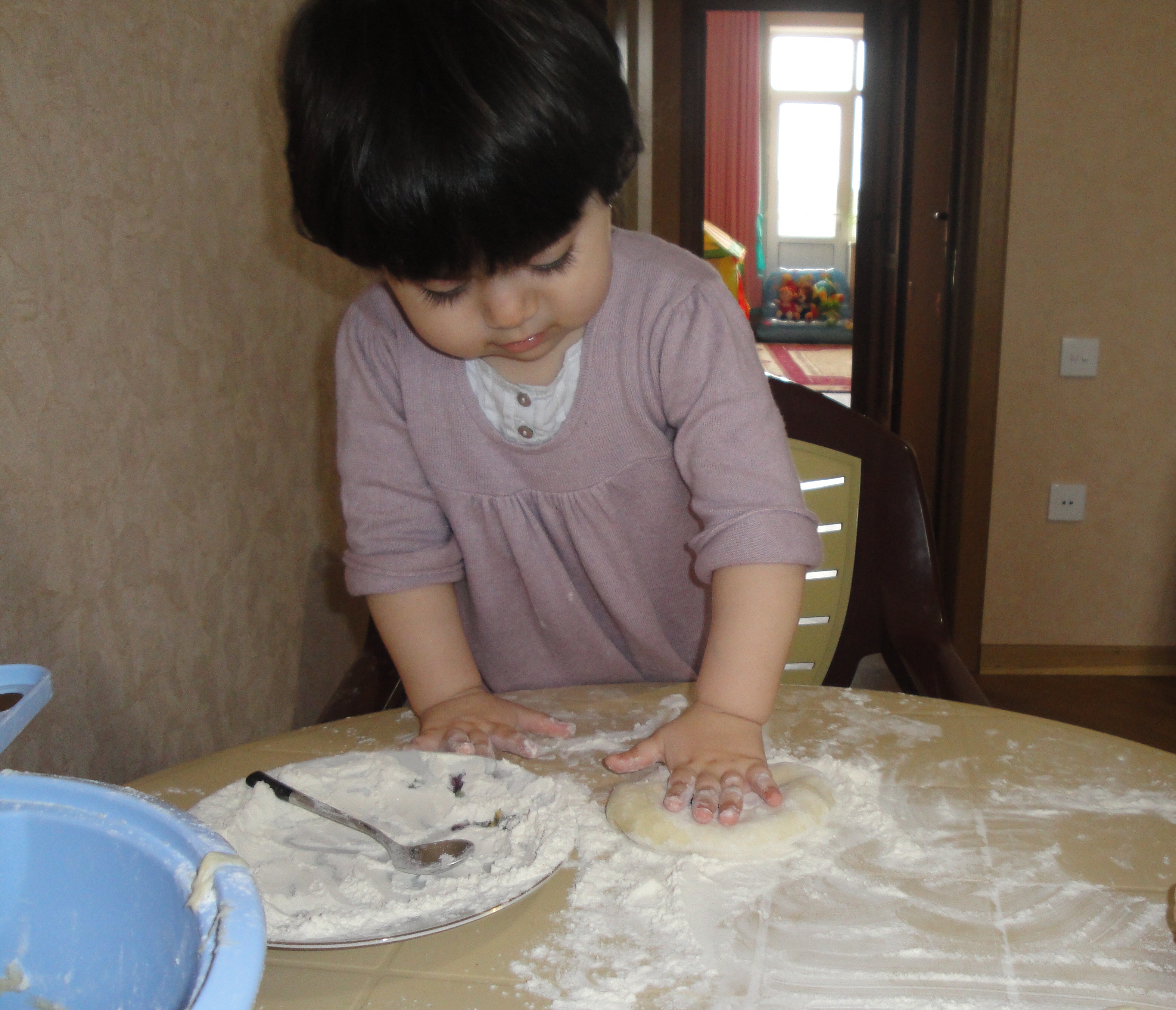 Az girl she knead dough, e-citizen