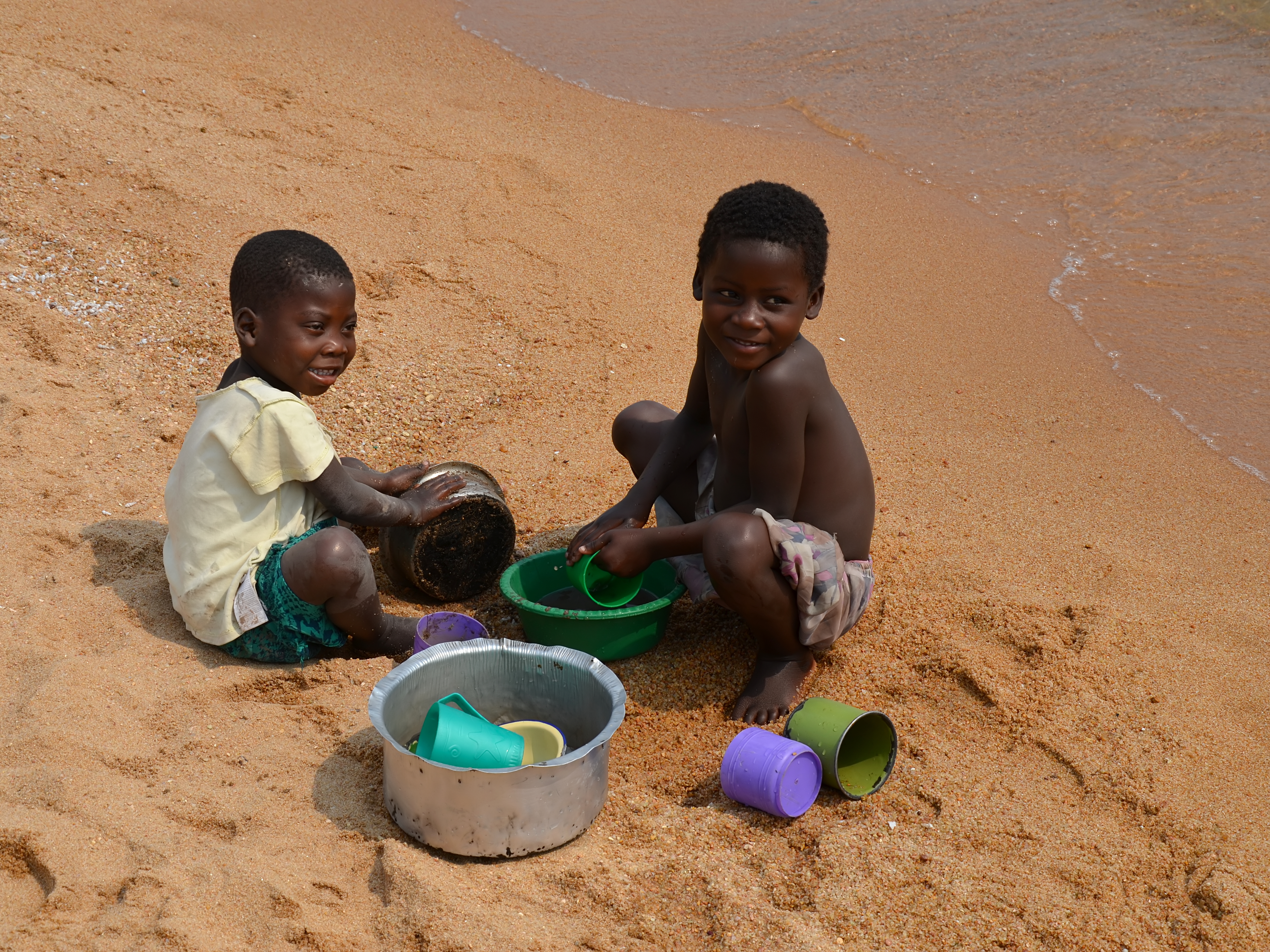 Cleaning dishes (Lake Malawi)