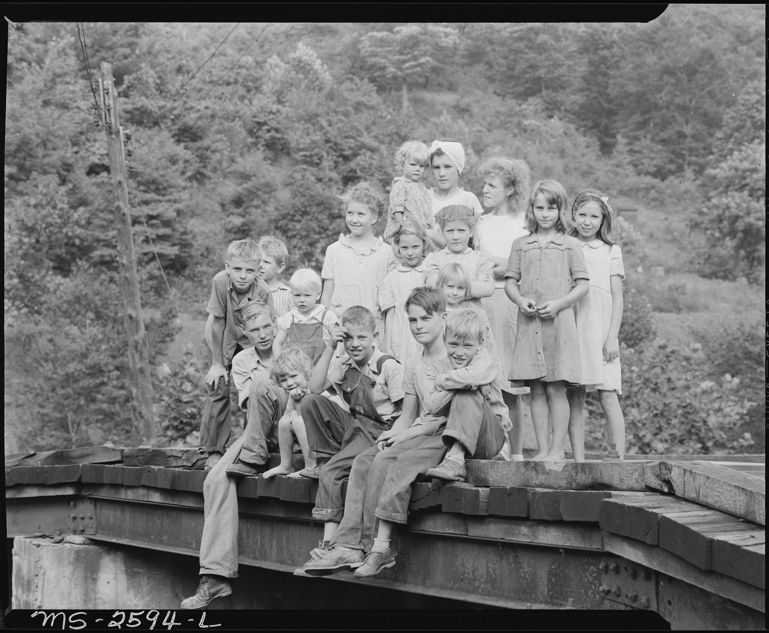 Coal camp children. Dixie Darby Fuel Company, Marne Mine, Lejunior, Harlan County, Kentucky. - NARA - 541323