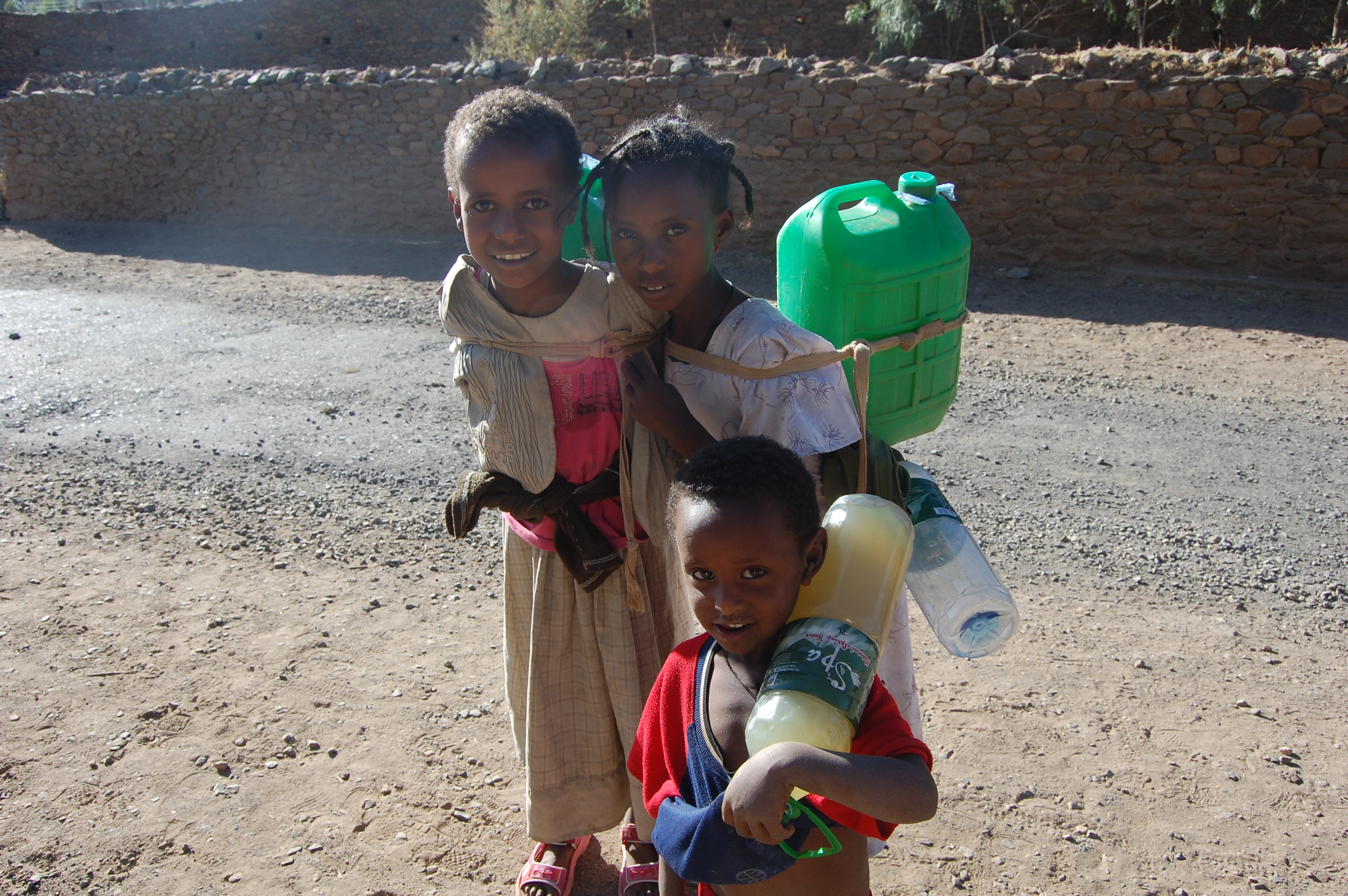 Collecting water in Axum (5499090198)