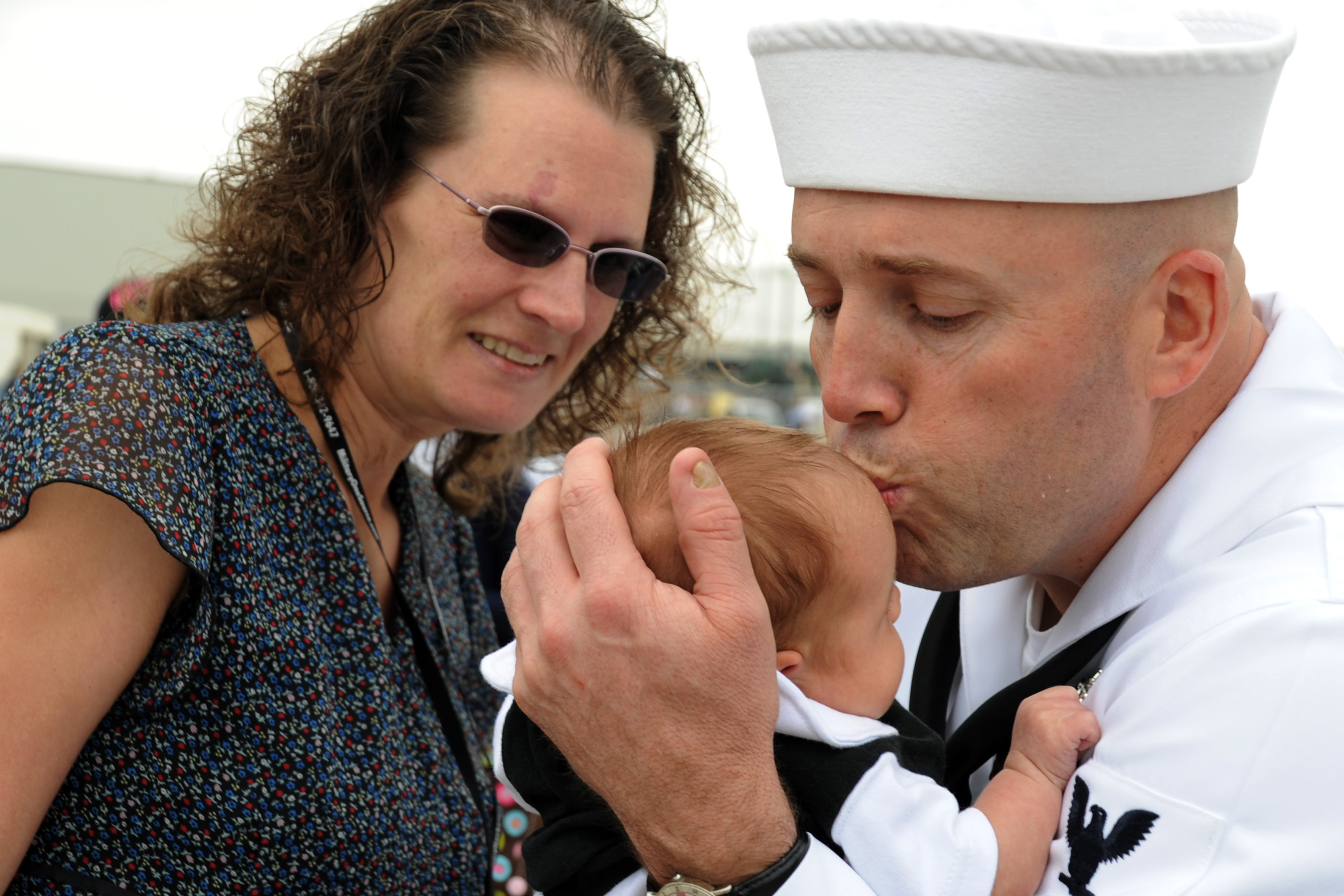 Flickr - Official U.S. Navy Imagery - A Sailor is greeted by his family. (1)