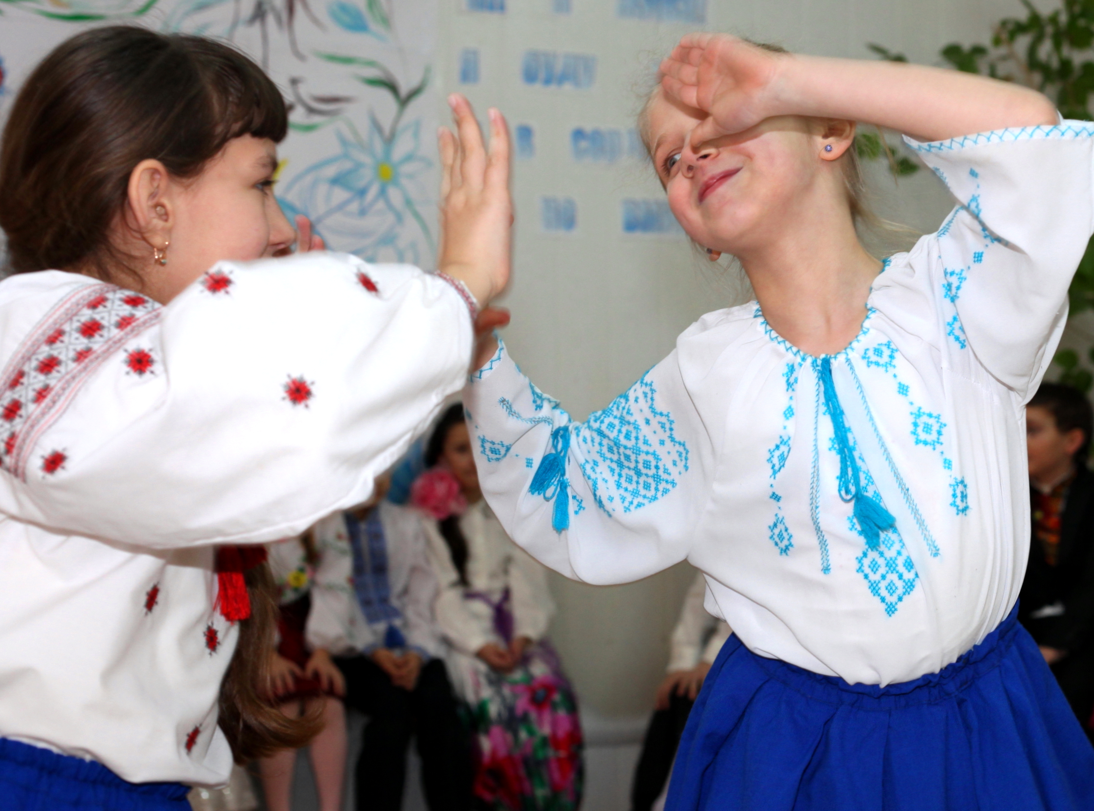 two pretty schoolgirls dancing, photo 2