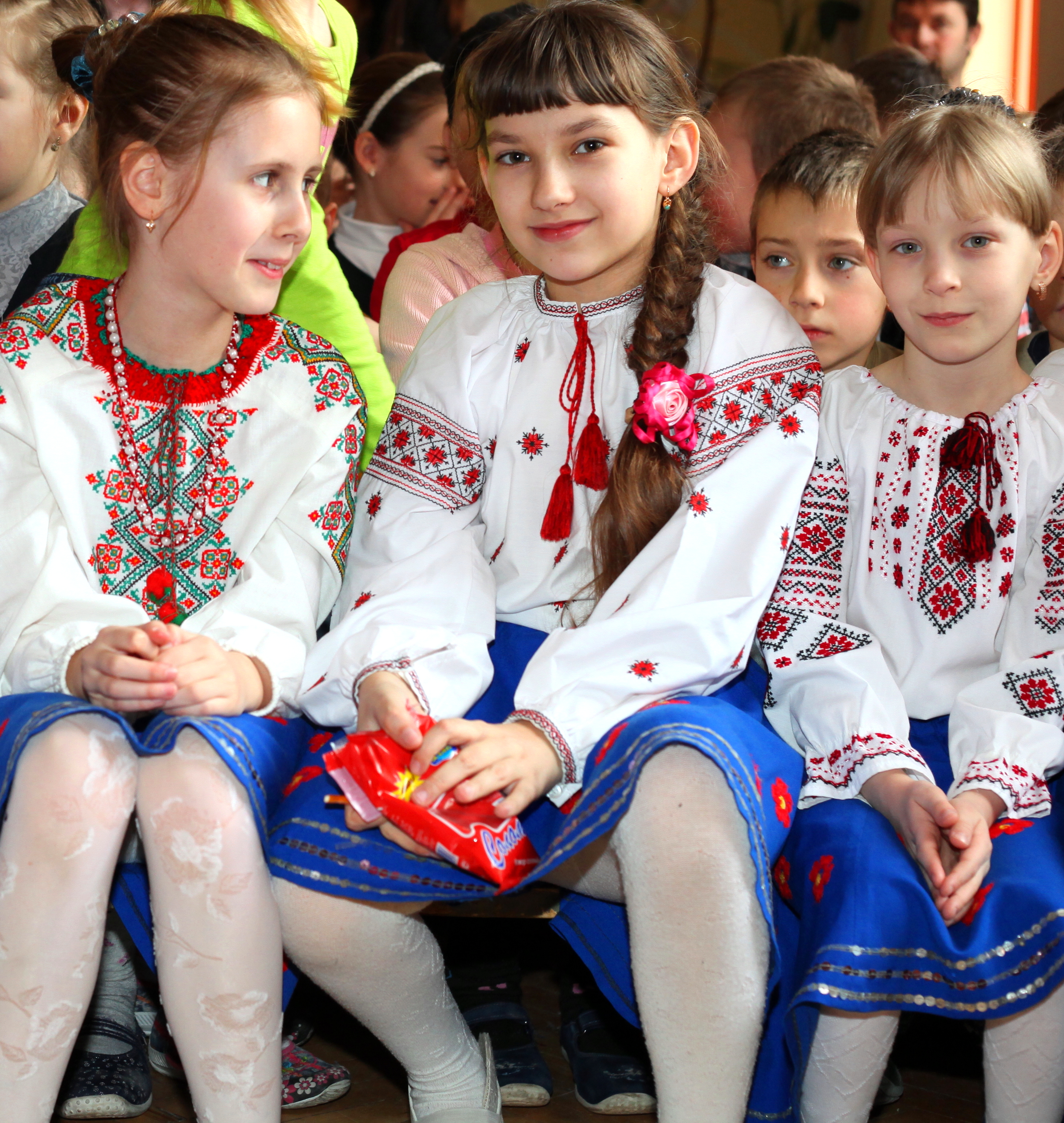 high-school girls-dancers in embroideries, photo 1