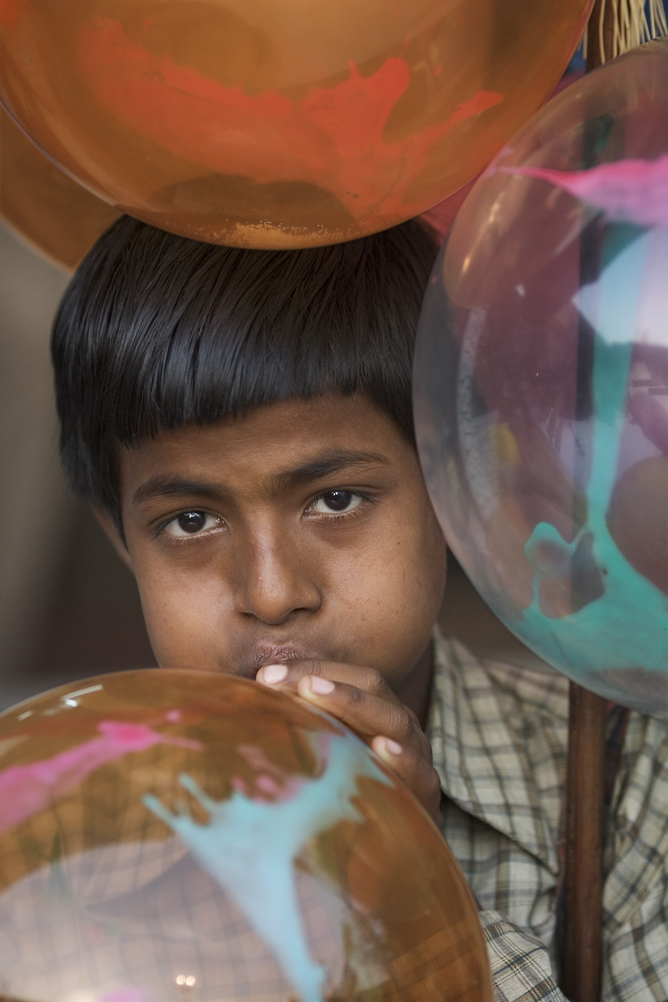 India - Varanasi boy balloon - 2735