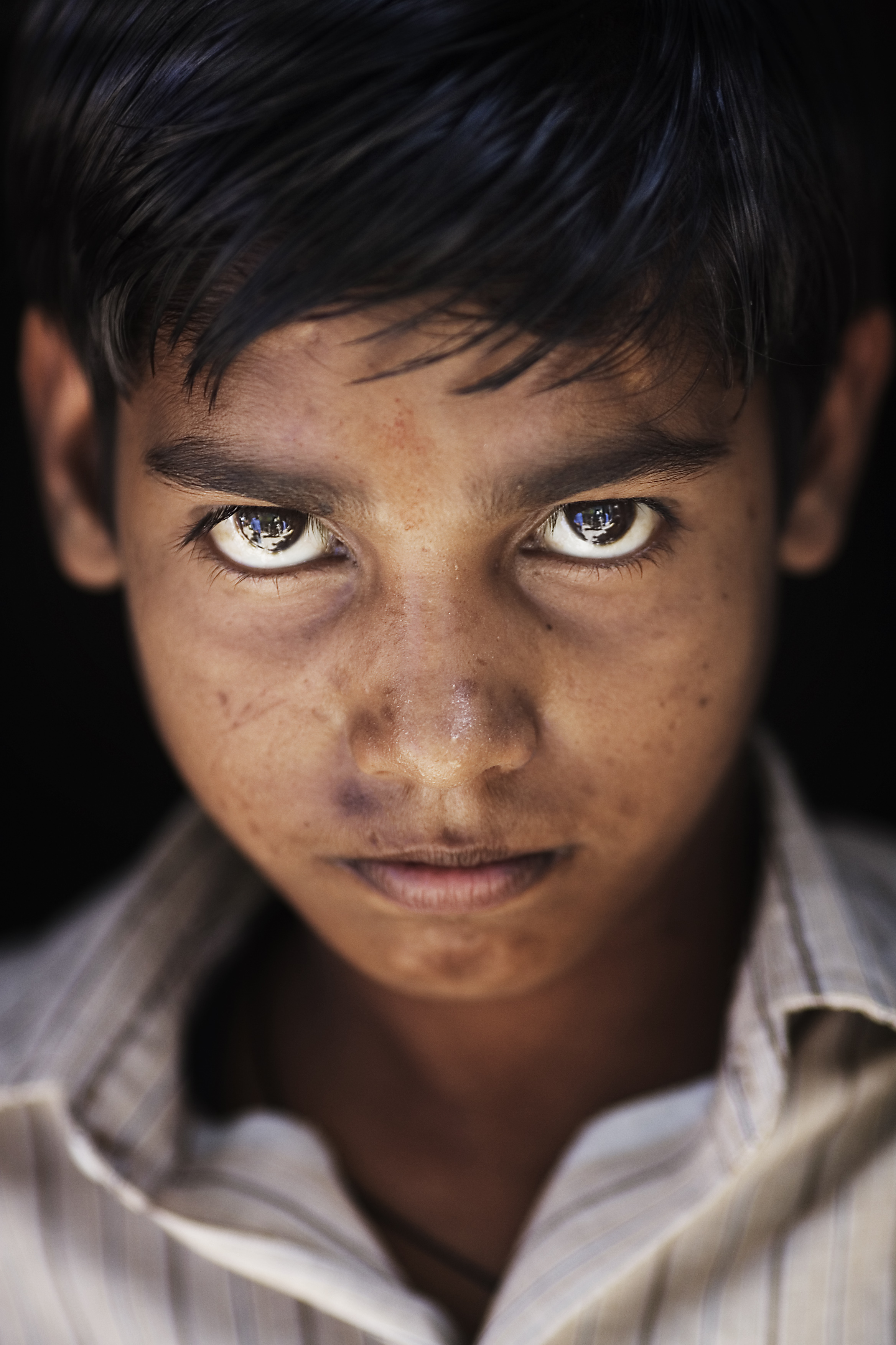 India - Varanasi dark hair boy - 2638