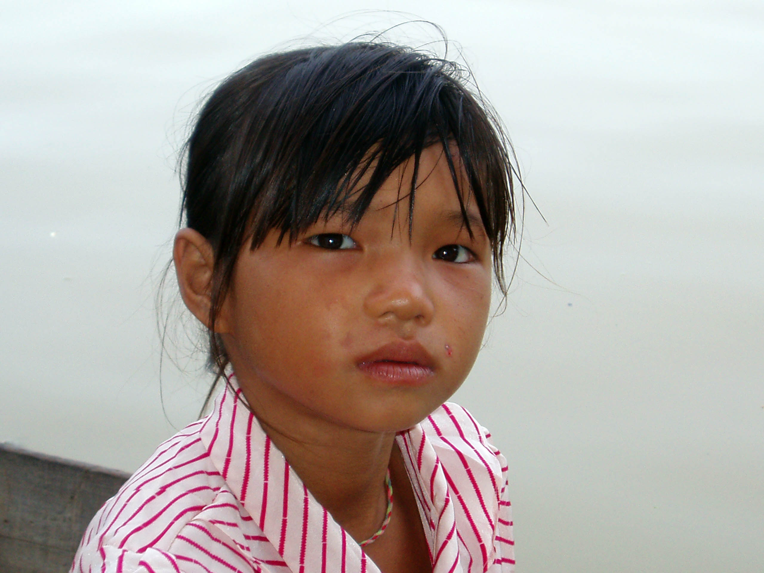 Niña en el Lago Tonle Sap en Camboya