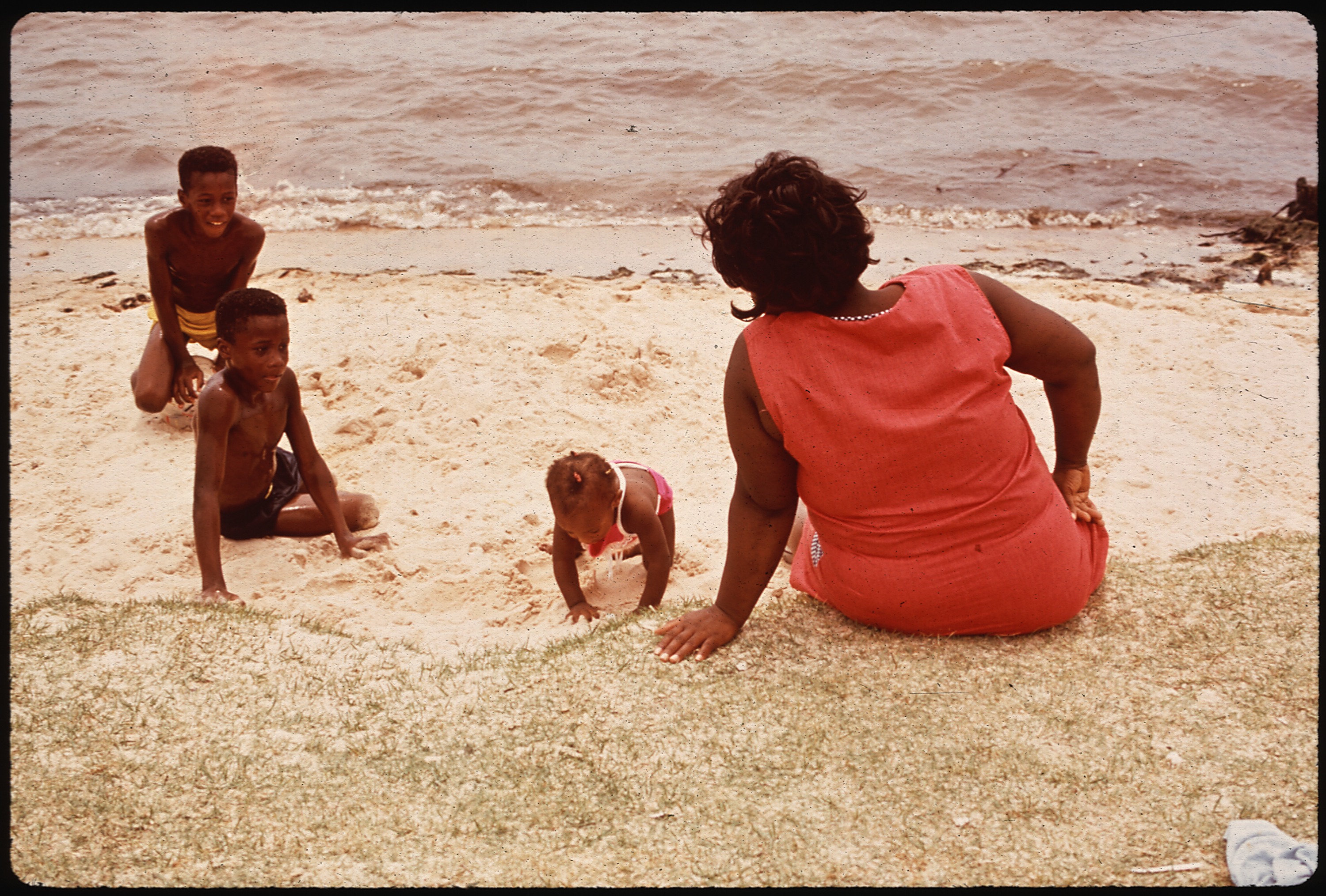 ON THE BEACH AT LAKE PONTCHARTRAIN - NARA - 544206