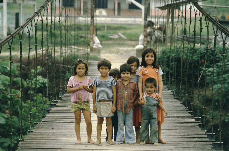 B02 Ecuador 012 small village at Rio Misahuallí, February 1985