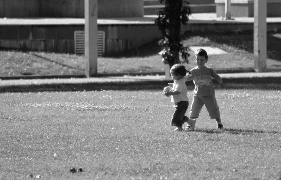Crianças a brincar no parque da Juventude em Famalicão