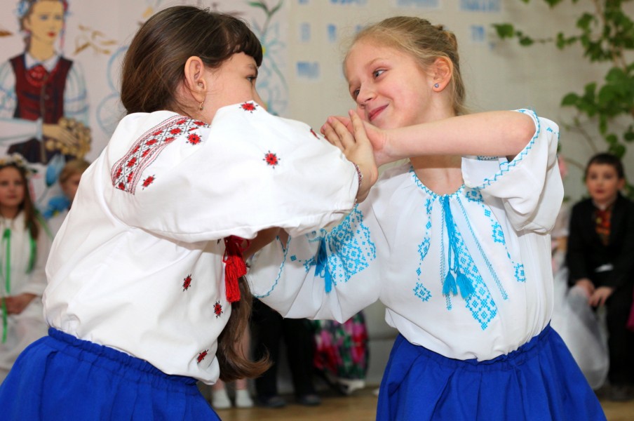 two pretty schoolgirls dancing, photo 3