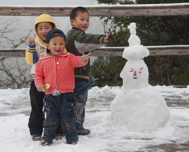 Huanglong China Children-with-almond-eye-snowman-01