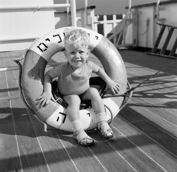 Kind op een Istraellisch schip met reddingsboei gemaakt van kurk, Bestanddeelnr 254-0908