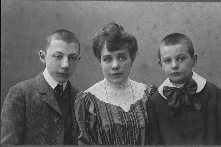 Mother 2sons 1915 hg