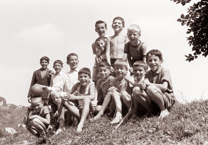 Radovedni mladi domačini občasno obiščejo tabor predvojaške vzgoje v Ribniškem selu 1962