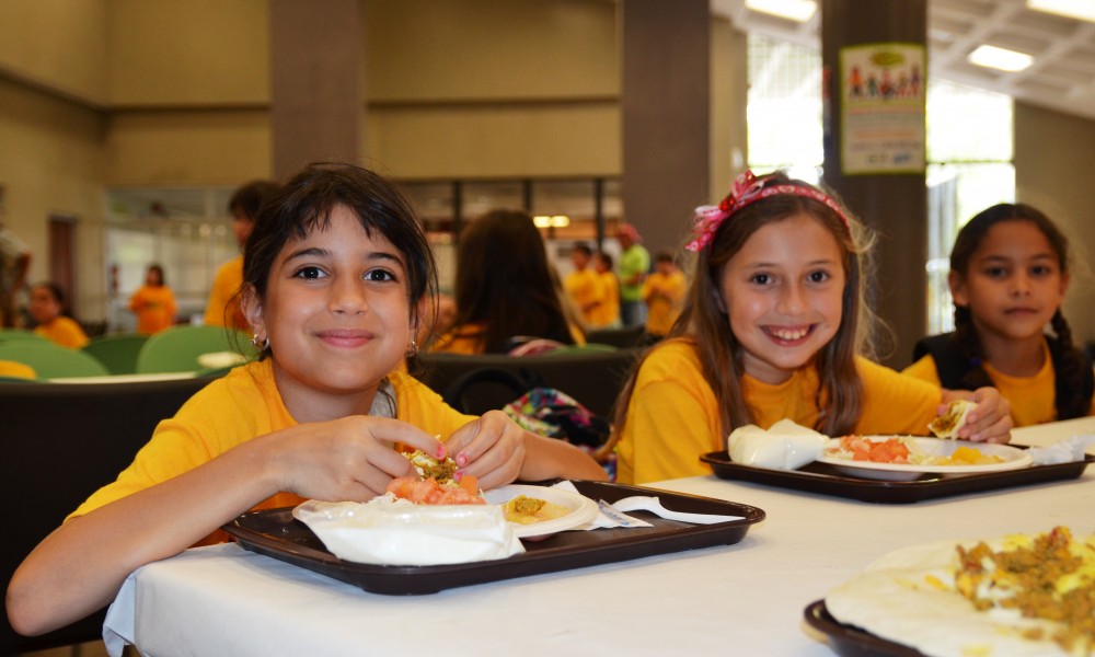 Summer kids eat lunch - Flickr - USDAgov