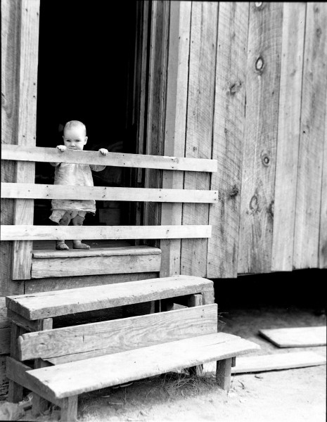 Wheeler, Alabama (1936) - Child in doorway of house (9136785780)