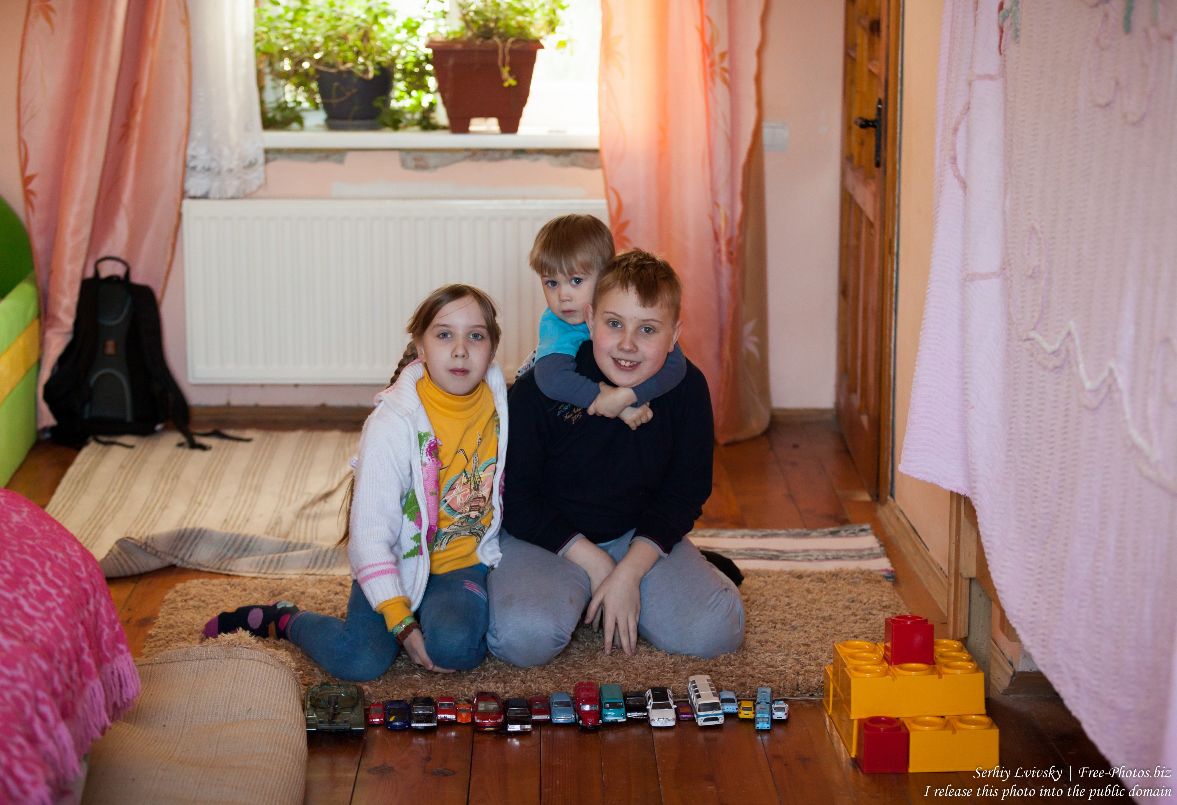 brothers and sister in April 2016, image 1/3