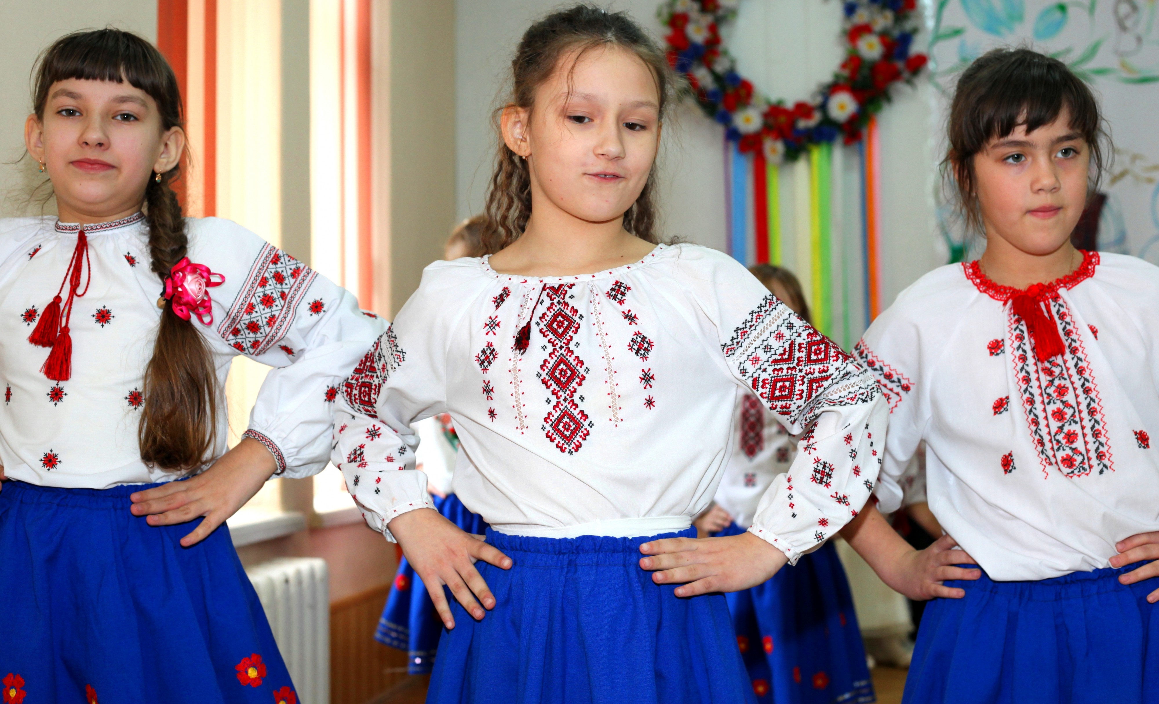 high-school girls dancing, photo 4