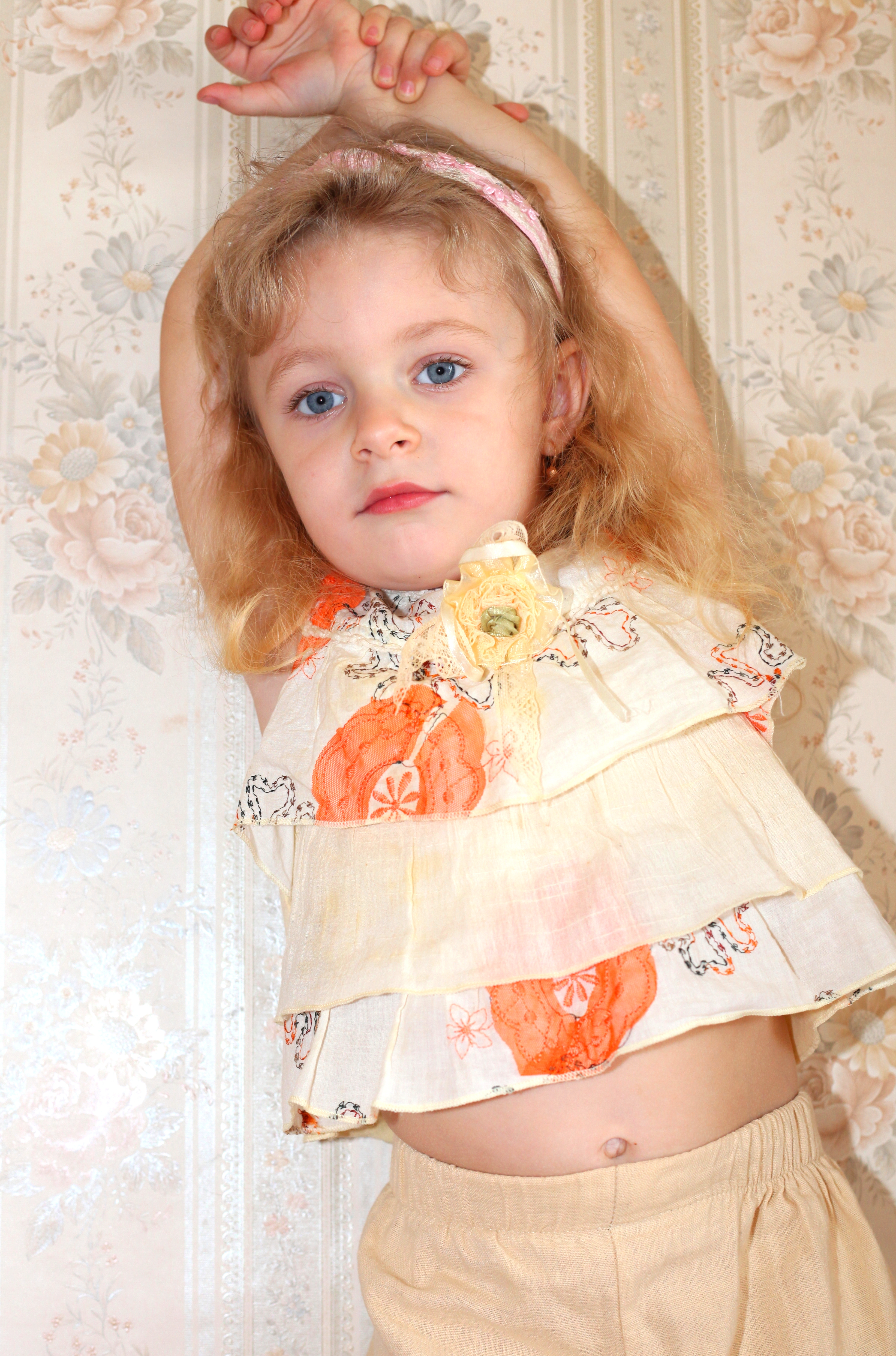 a beautiful child girl photographed in May 2013, picture 24