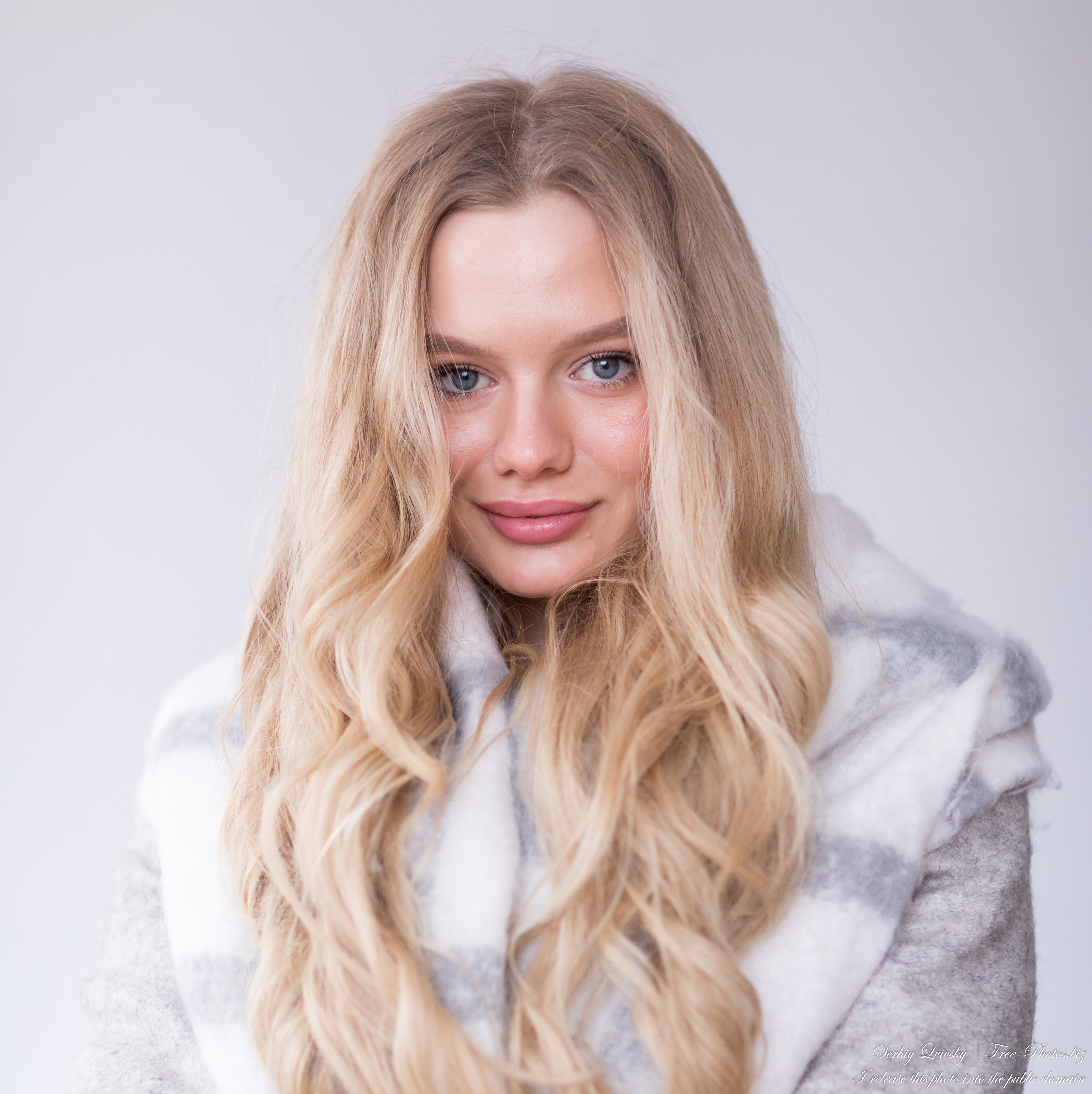 Oksana - a 19-year-old natural blonde girl photographed by Serhiy Lvivsky in March 2021, picture 4