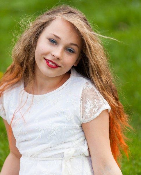 an amazingly photogenic 11-year-old girl photographed in May 2015, picture 4