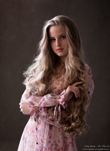 Diana - an 18-year-old natural blonde girl photographed by Serhiy Lvivsky in July 2020, picture 5