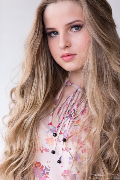 Diana - an 18-year-old natural blonde girl photographed by Serhiy Lvivsky in July 2020, picture 12