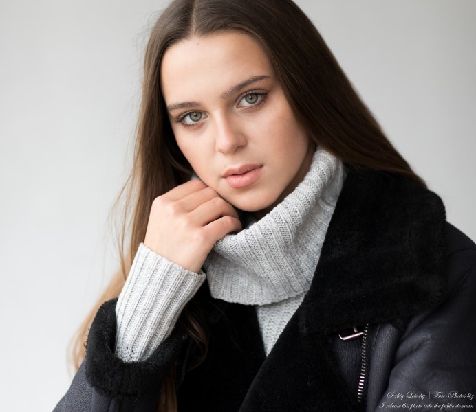 Lisa - a 19-year-old natural brunette girl photographed in October 2021 by Serhiy Lvivsky, picture 1