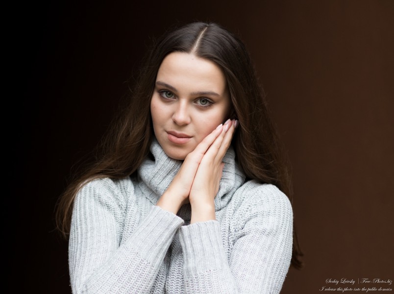 Lisa - a 19-year-old natural brunette girl photographed in October 2021 by Serhiy Lvivsky, picture 10