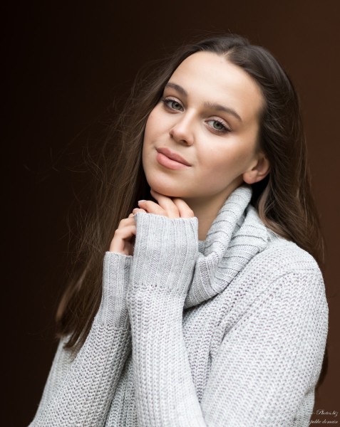 Lisa - a 19-year-old natural brunette girl photographed in October 2021 by Serhiy Lvivsky, picture 15