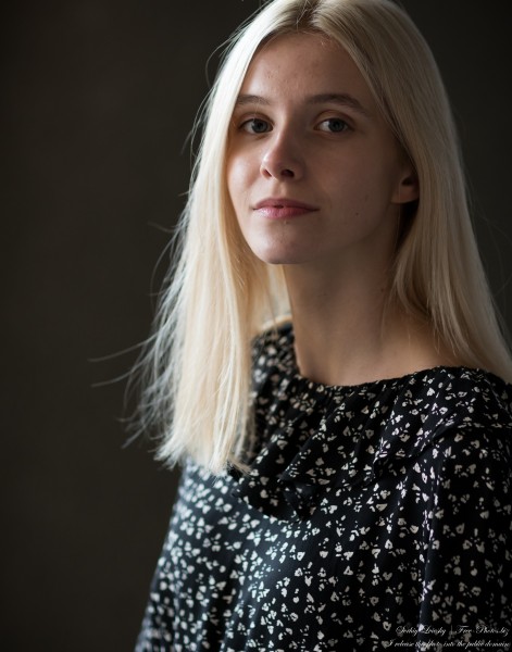 Olesya - an 18-year-old girl with dyed hair photographed in October 2021 by Serhiy Lvivsky, picture 17