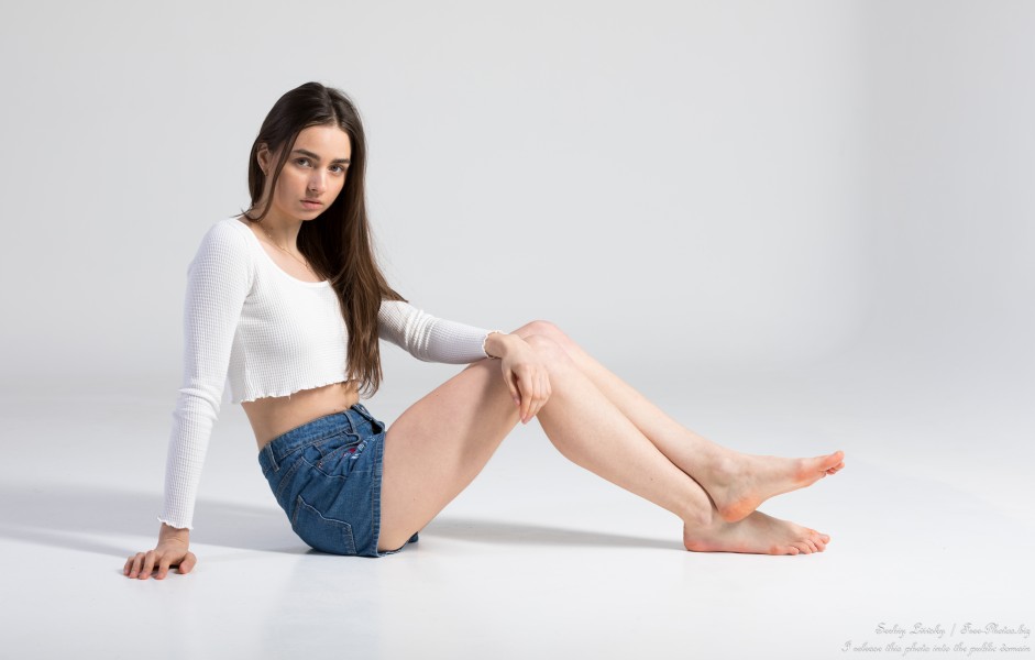 Polina - a 19-year-old girl with natural brows, photo session by Serhiy Lvivsky, taken in March 2026, picture 5