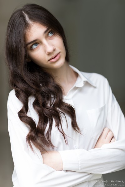 Sasha - a 14-year-old brunette girl with grey-blue eyes, photographed in November 2023 by Serhiy Lvivsky, picture 12