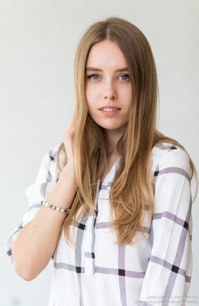 Sasha - a 19-year-old natural blonde girl photographed in July 2019 by Serhiy Lvivsky, picture 1