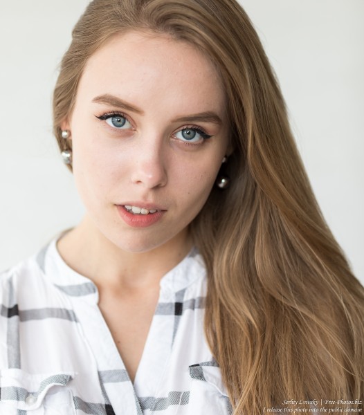 Sasha - a 19-year-old natural blonde girl photographed in July 2019 by Serhiy Lvivsky, picture 3