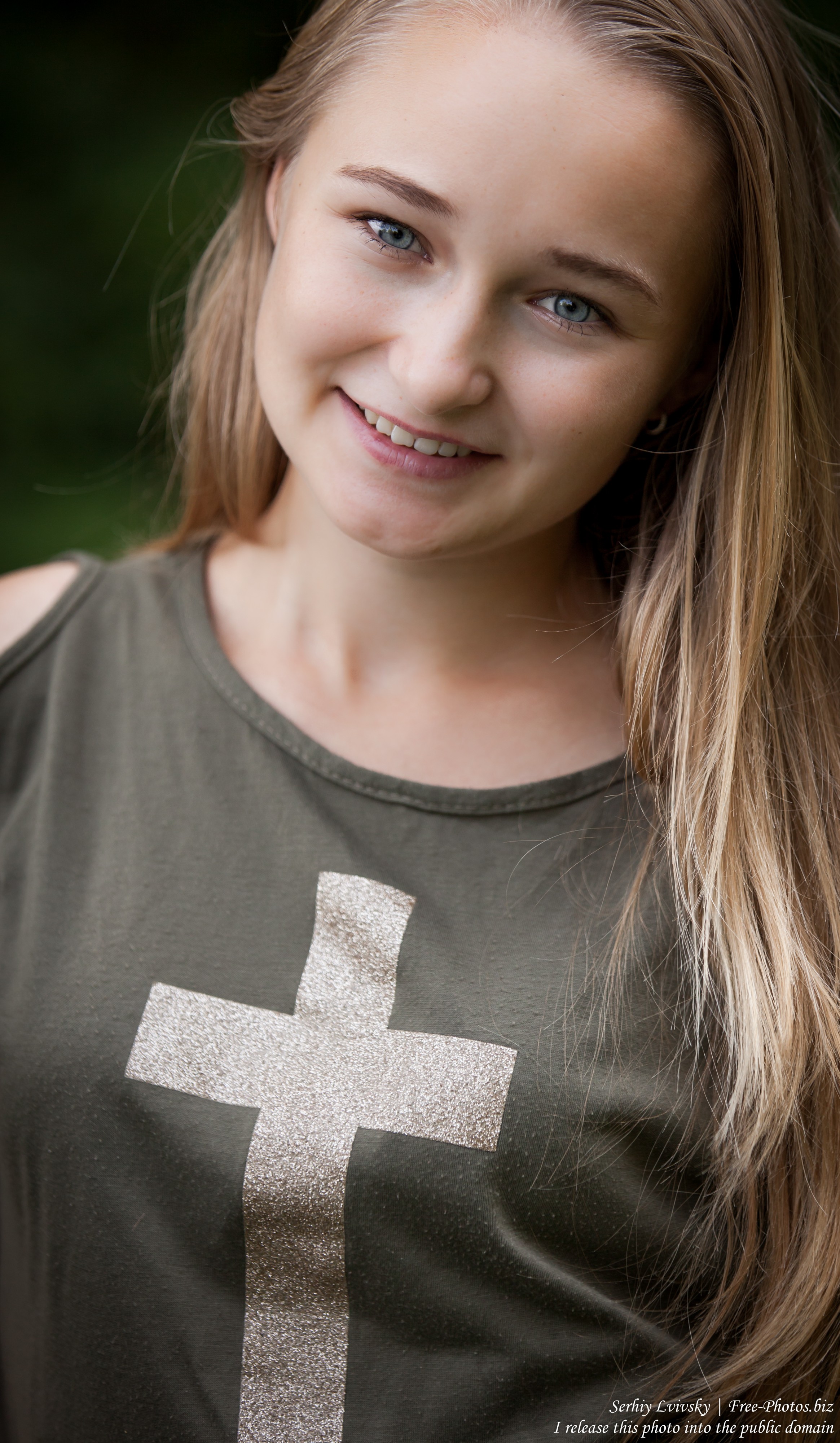 a blond 14-year-old girl with a cross depicted on her T-shirt, photographed in August 2015 by Serhiy Lvivsky, picture 3