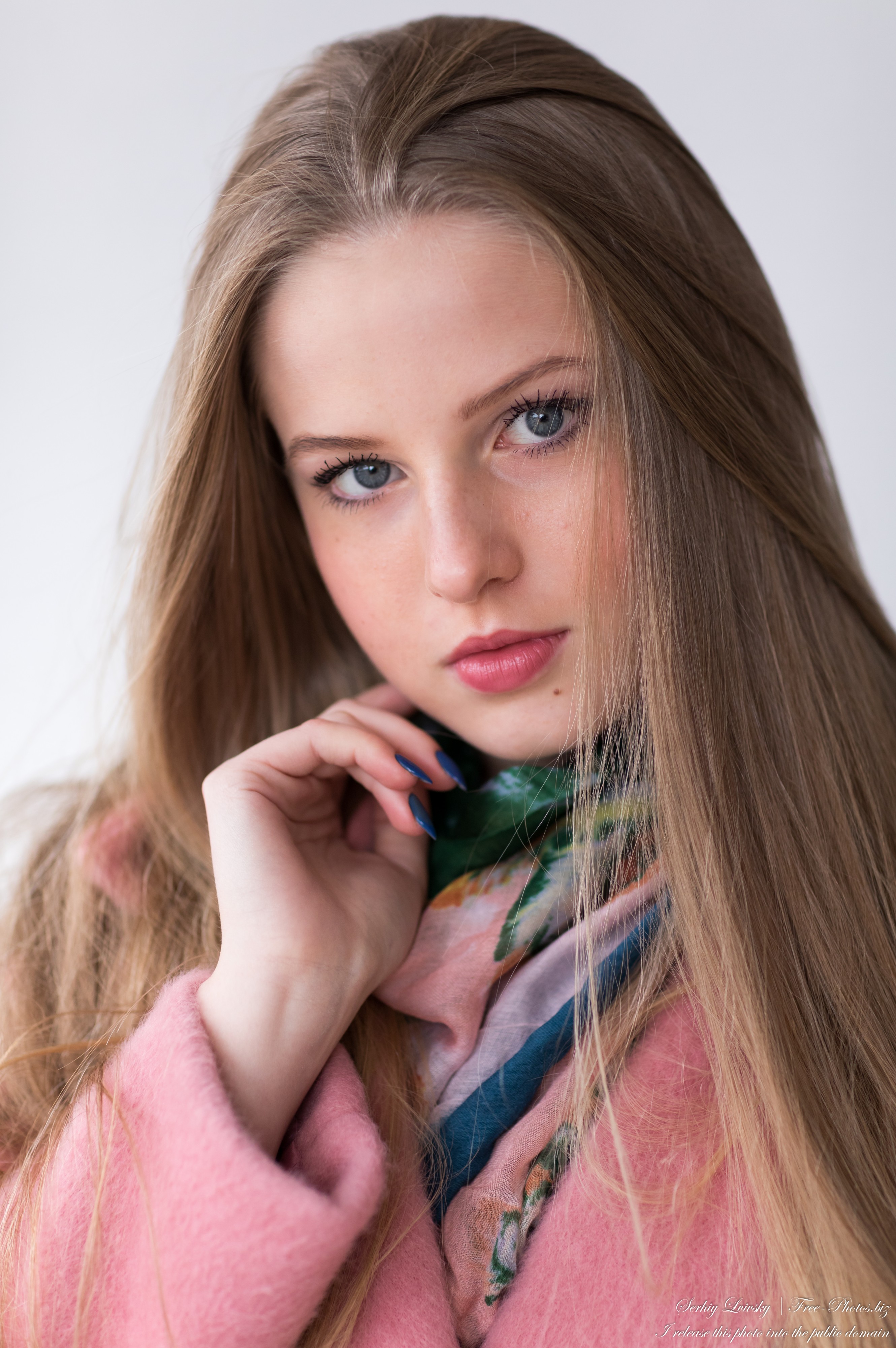 Diana  - an 18-year-old natural blonde girl photographed in October 2020 by Serhiy Lvivsky, picture 3